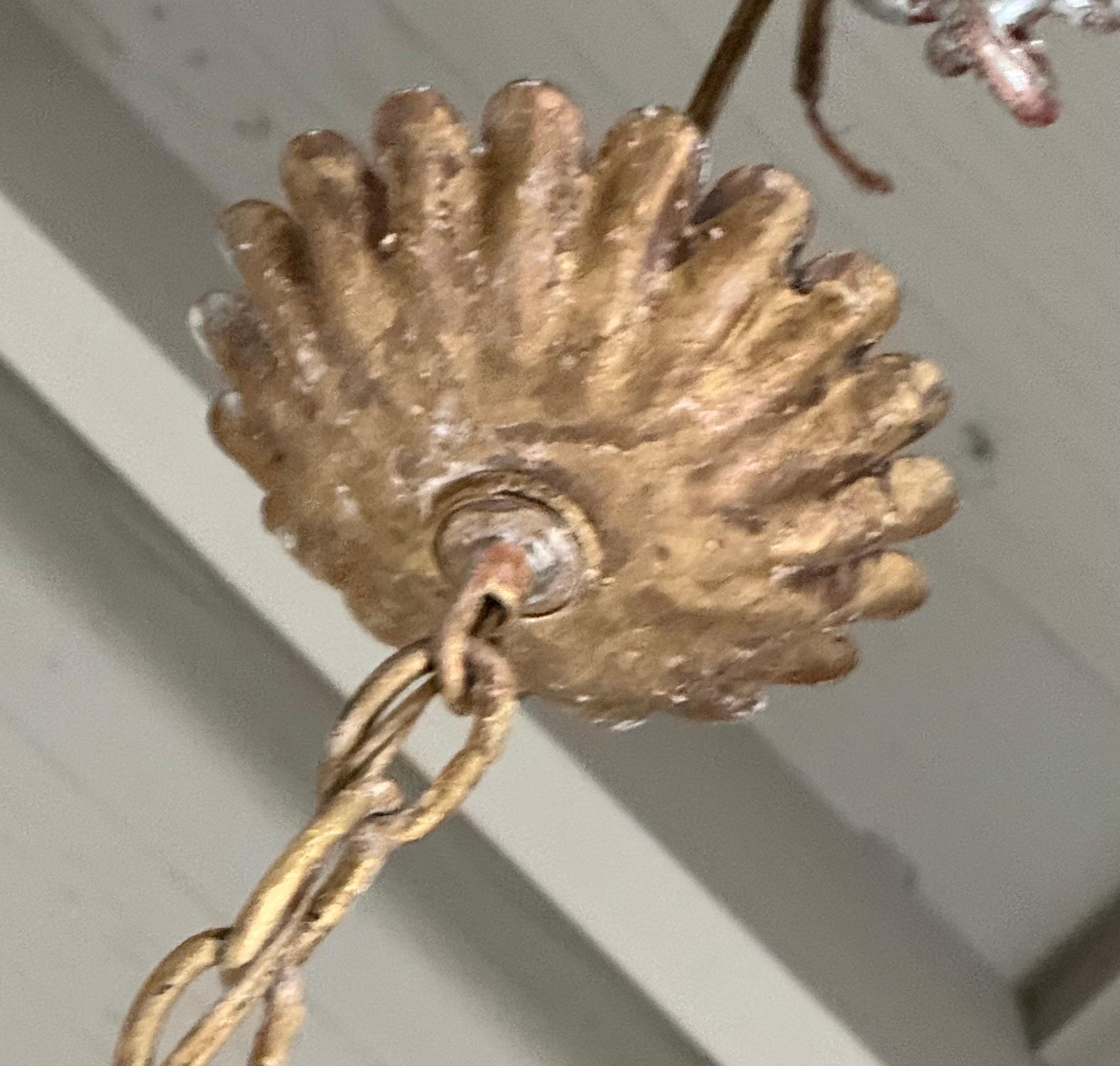 Monumentaler italienischer Paket-Kronleuchter aus vergoldetem und bemaltem Holz und Perlen im Angebot 2