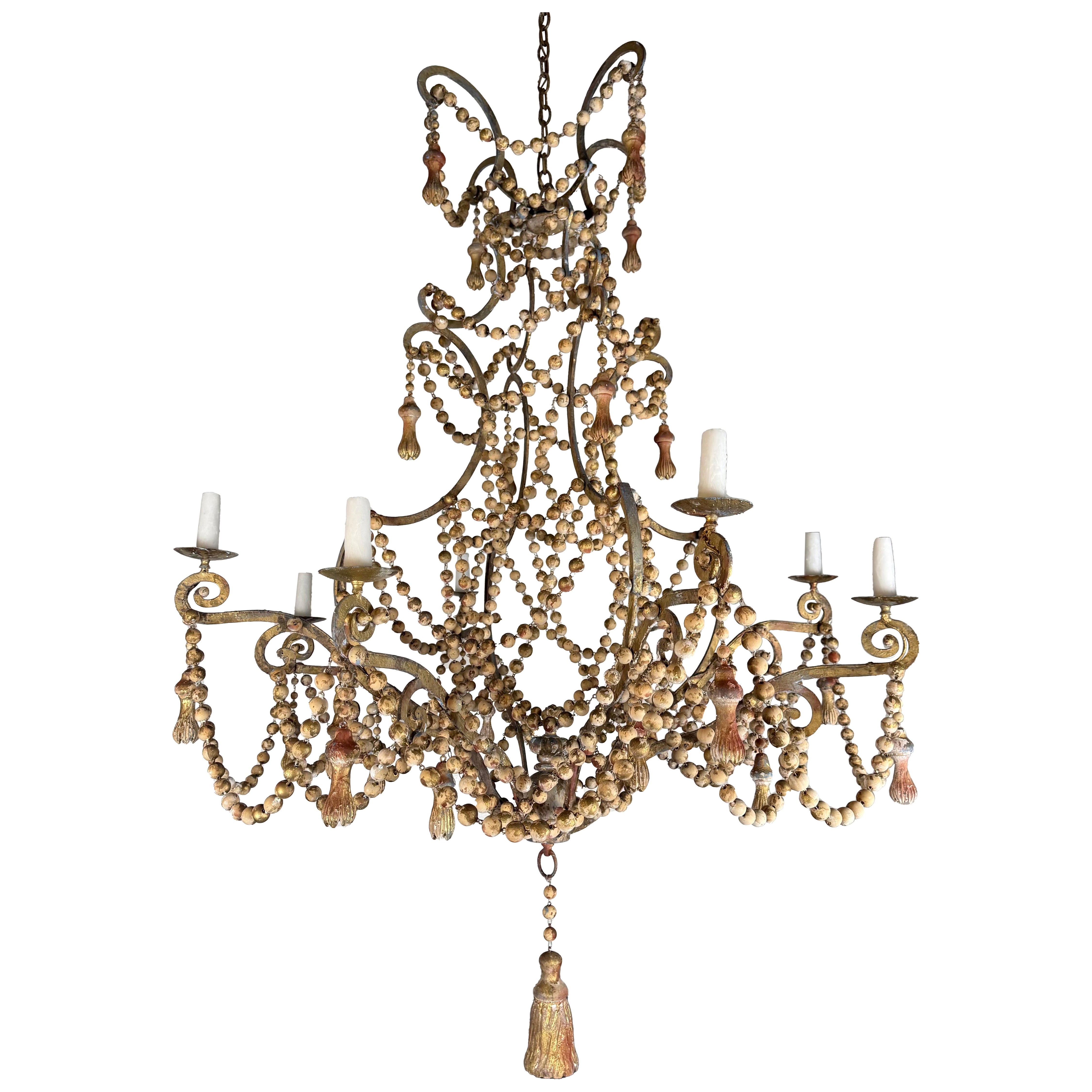Monumental lustre italien en perles de bois peintes et dorées