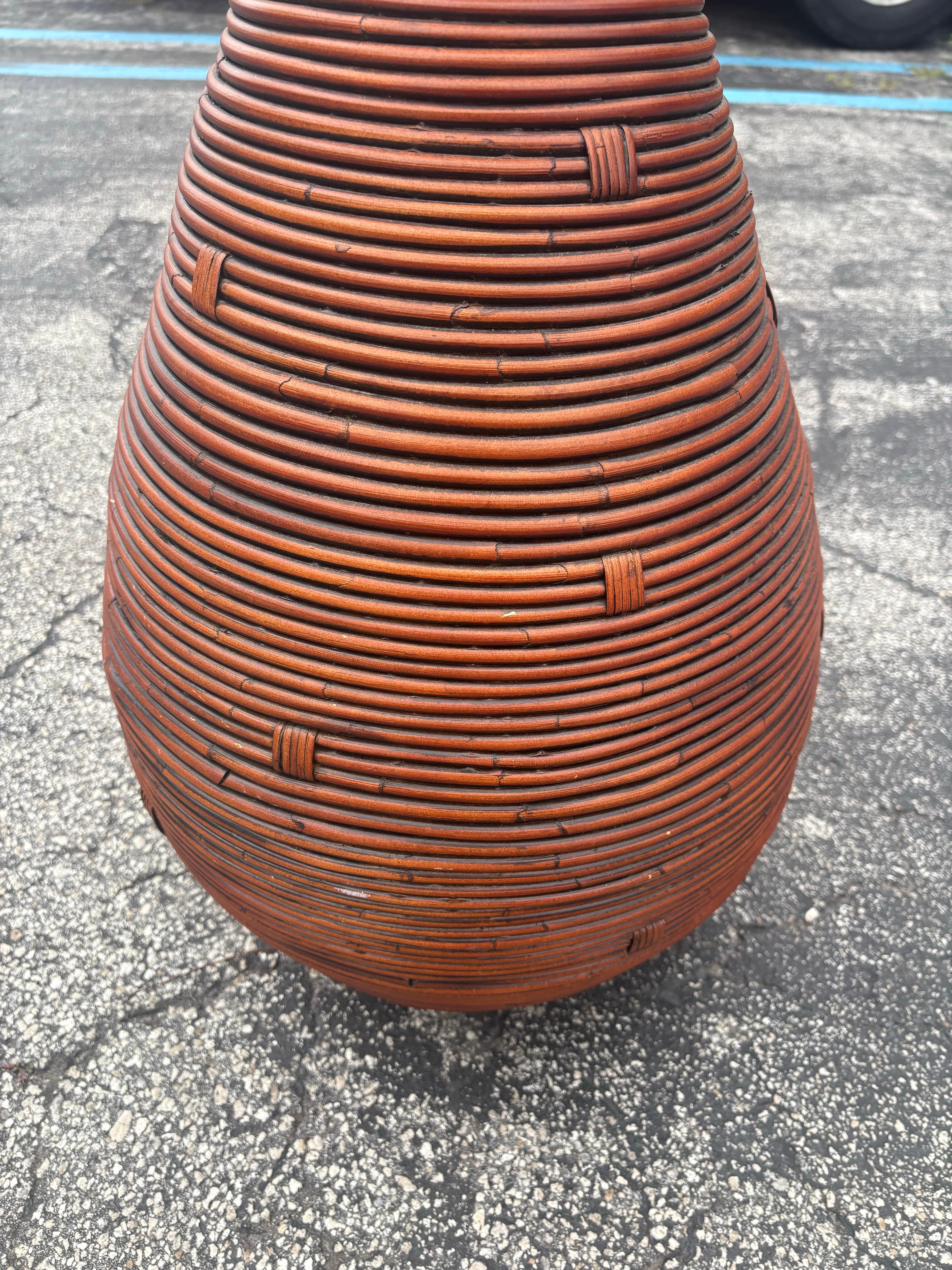 Monumental jarrón de suelo de bambú con caña de lápiz italiana en Bueno estado para la venta en Boynton Beach, FL