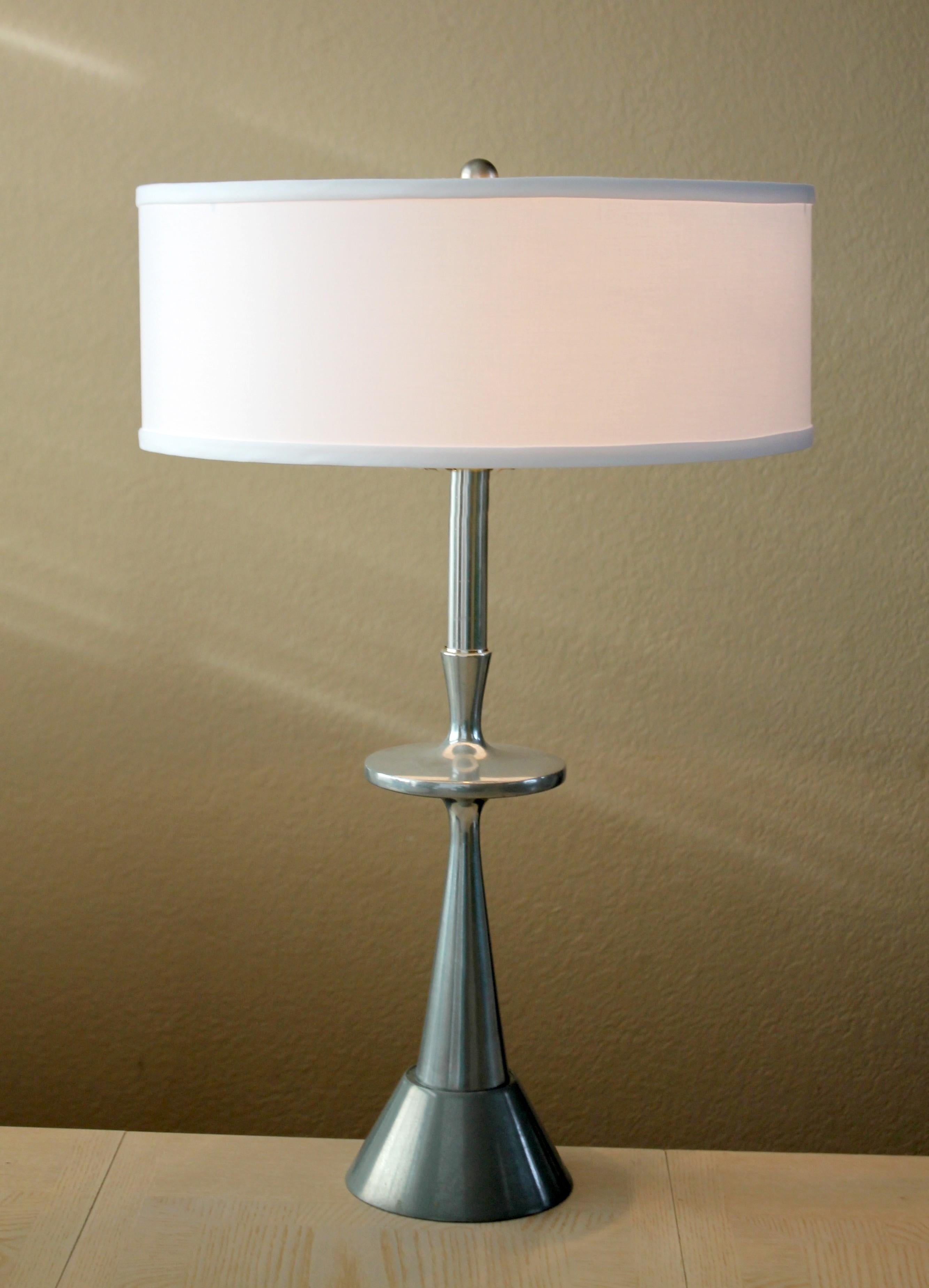 Mid-Century Modern Lampe de table à soucoupe italienne en fonte d'aluminium poli du milieu du siècle dernier, années 1950, Russel Wright en vente