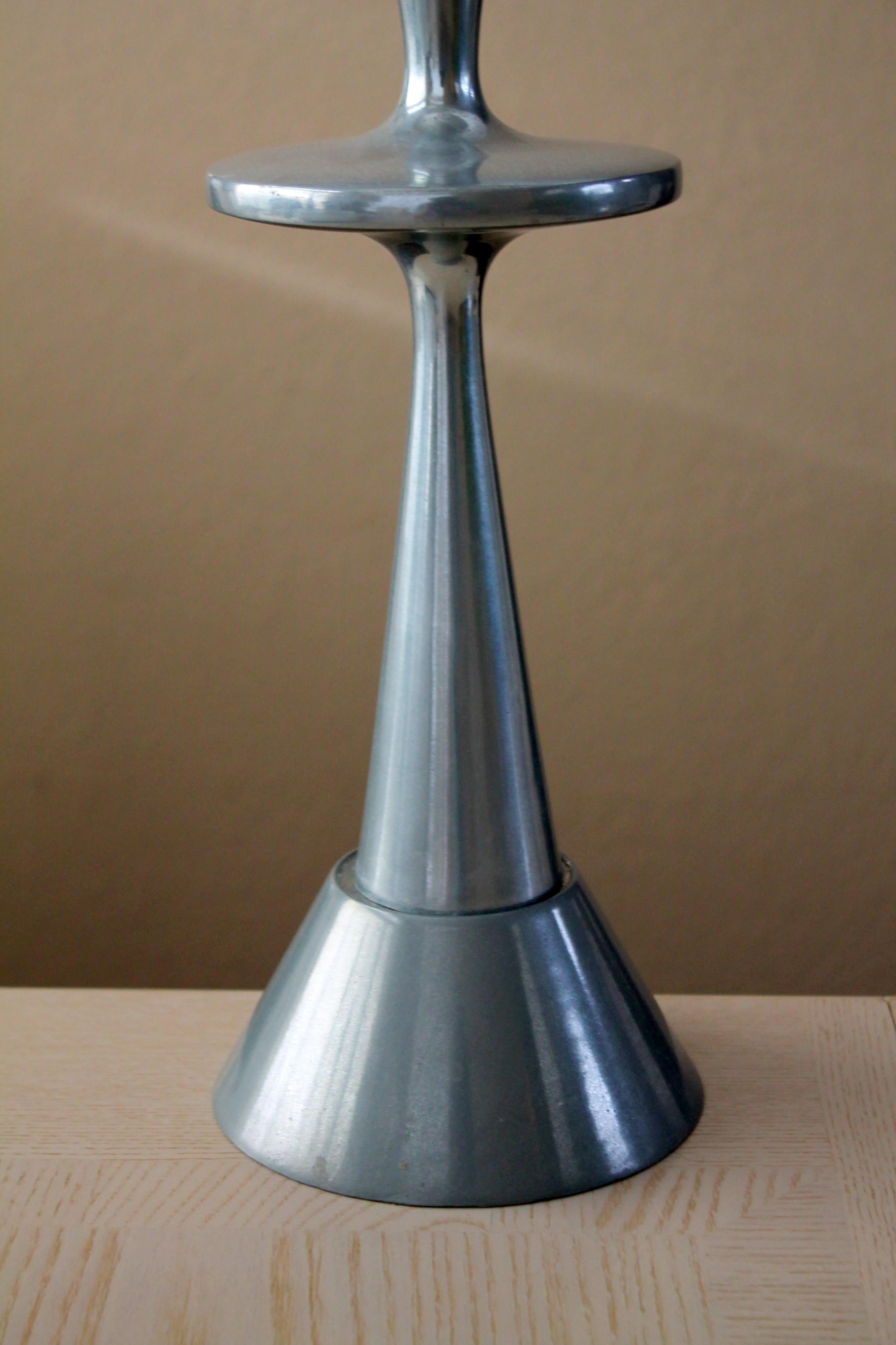 Poli Lampe de table à soucoupe italienne en fonte d'aluminium poli du milieu du siècle dernier, années 1950, Russel Wright en vente