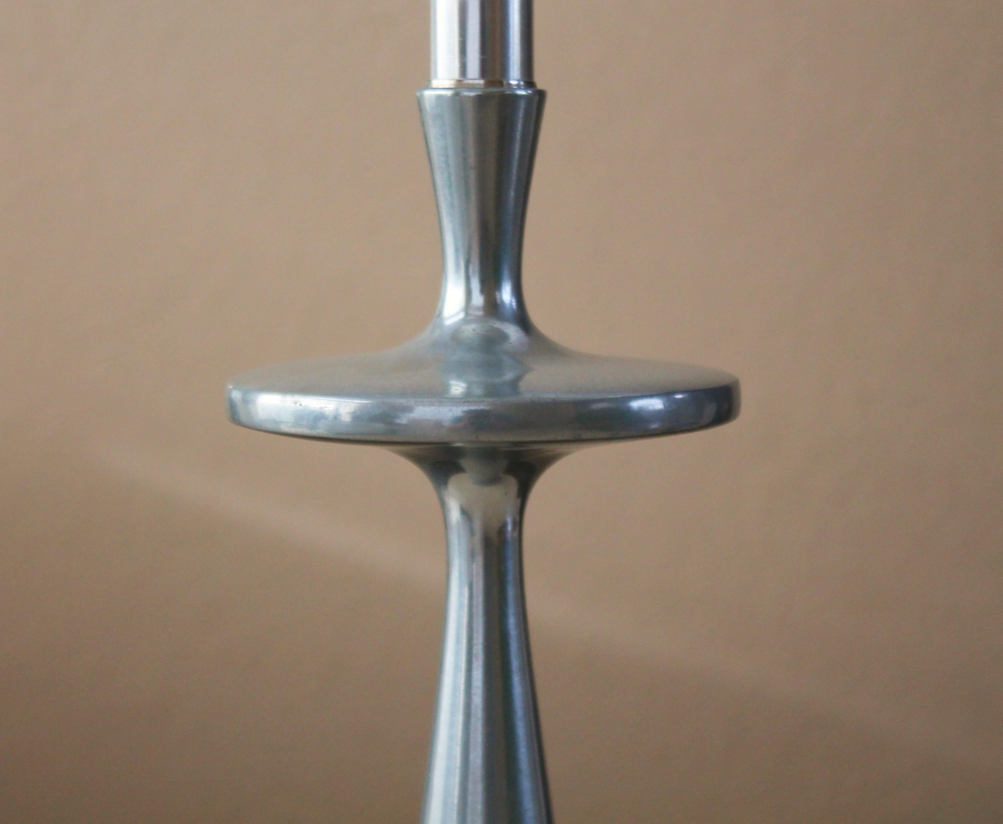 Lampe de table à soucoupe italienne en fonte d'aluminium poli du milieu du siècle dernier, années 1950, Russel Wright Bon état - En vente à Peoria, AZ