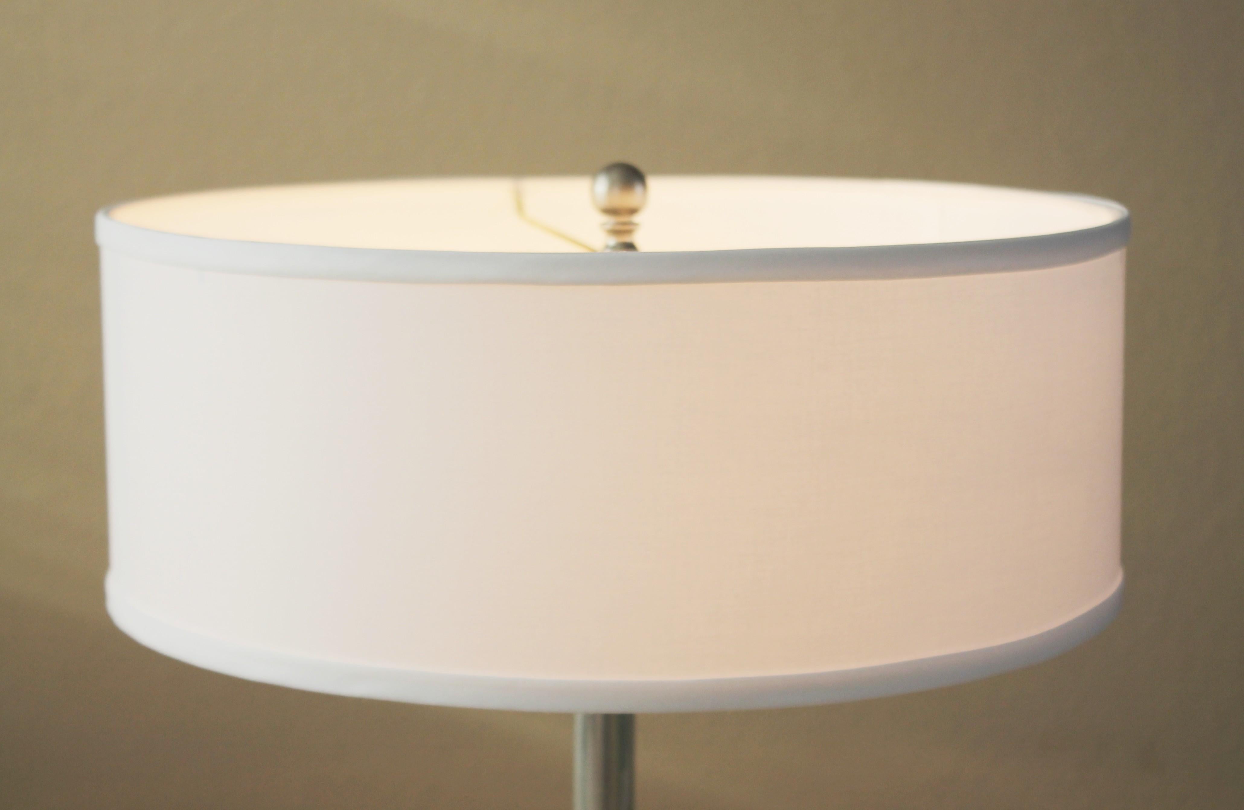 20ième siècle Lampe de table à soucoupe italienne en fonte d'aluminium poli du milieu du siècle dernier, années 1950, Russel Wright en vente