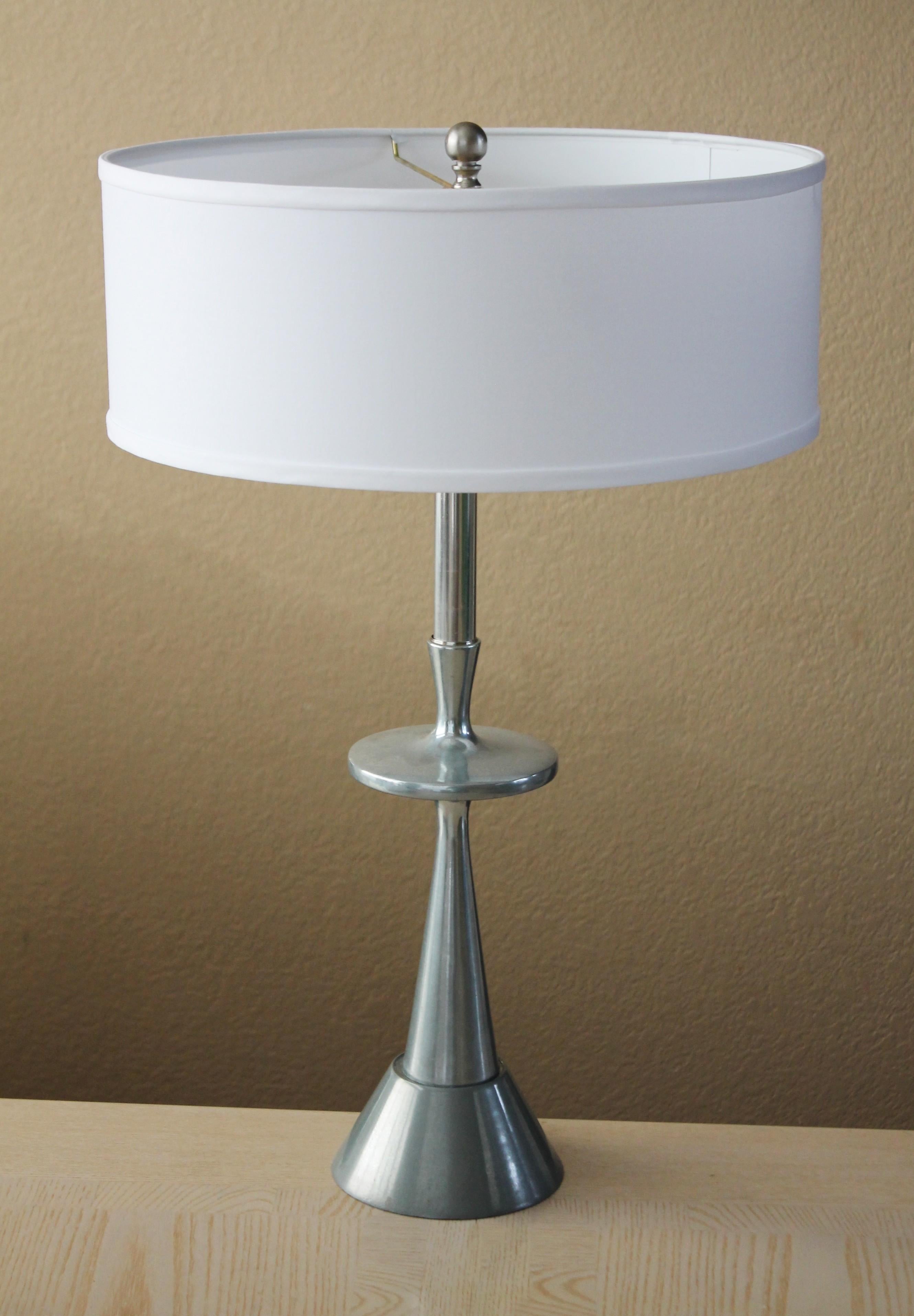 Aluminium Lampe de table à soucoupe italienne en fonte d'aluminium poli du milieu du siècle dernier, années 1950, Russel Wright en vente
