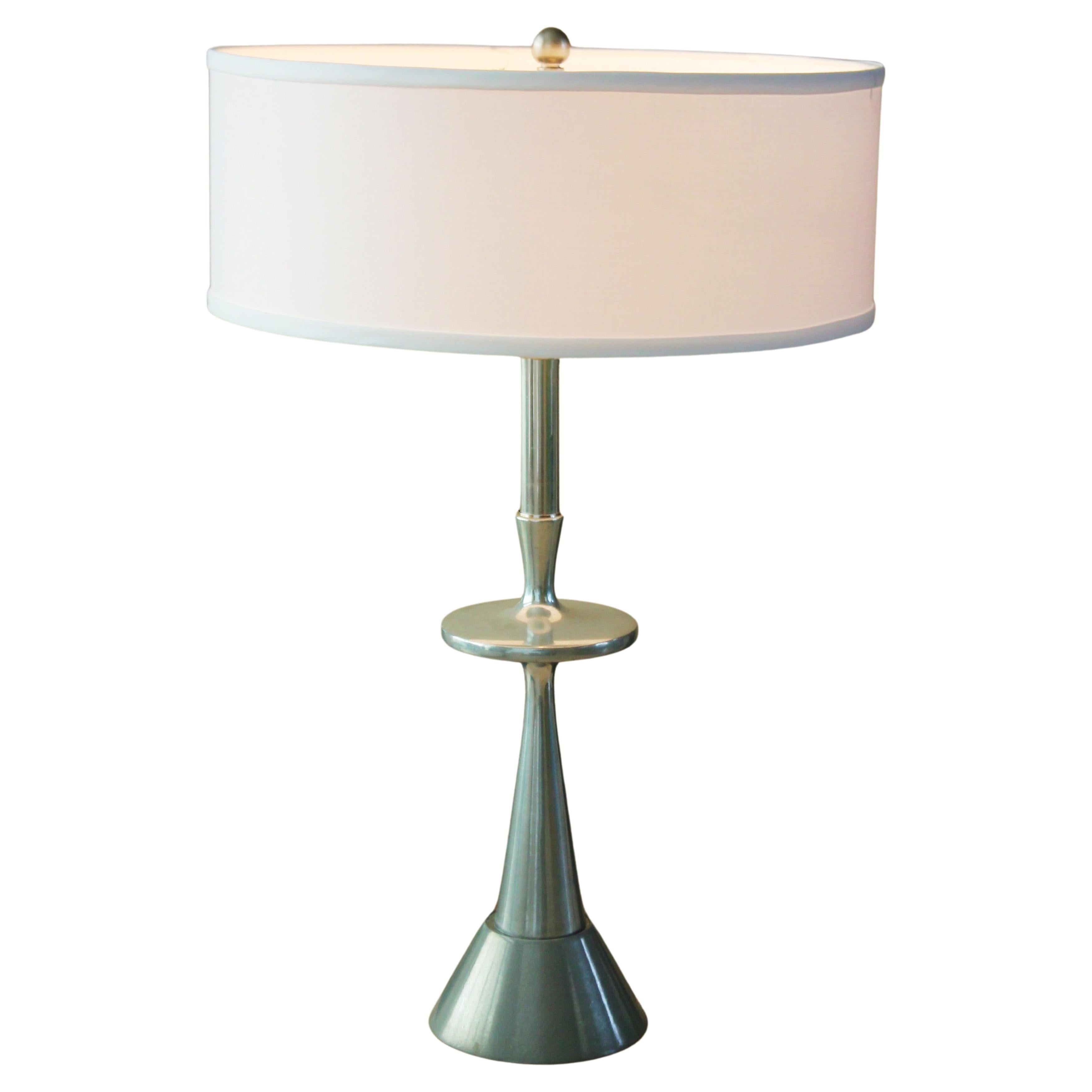 Lampe de table à soucoupe italienne en fonte d'aluminium poli du milieu du siècle dernier, années 1950, Russel Wright en vente