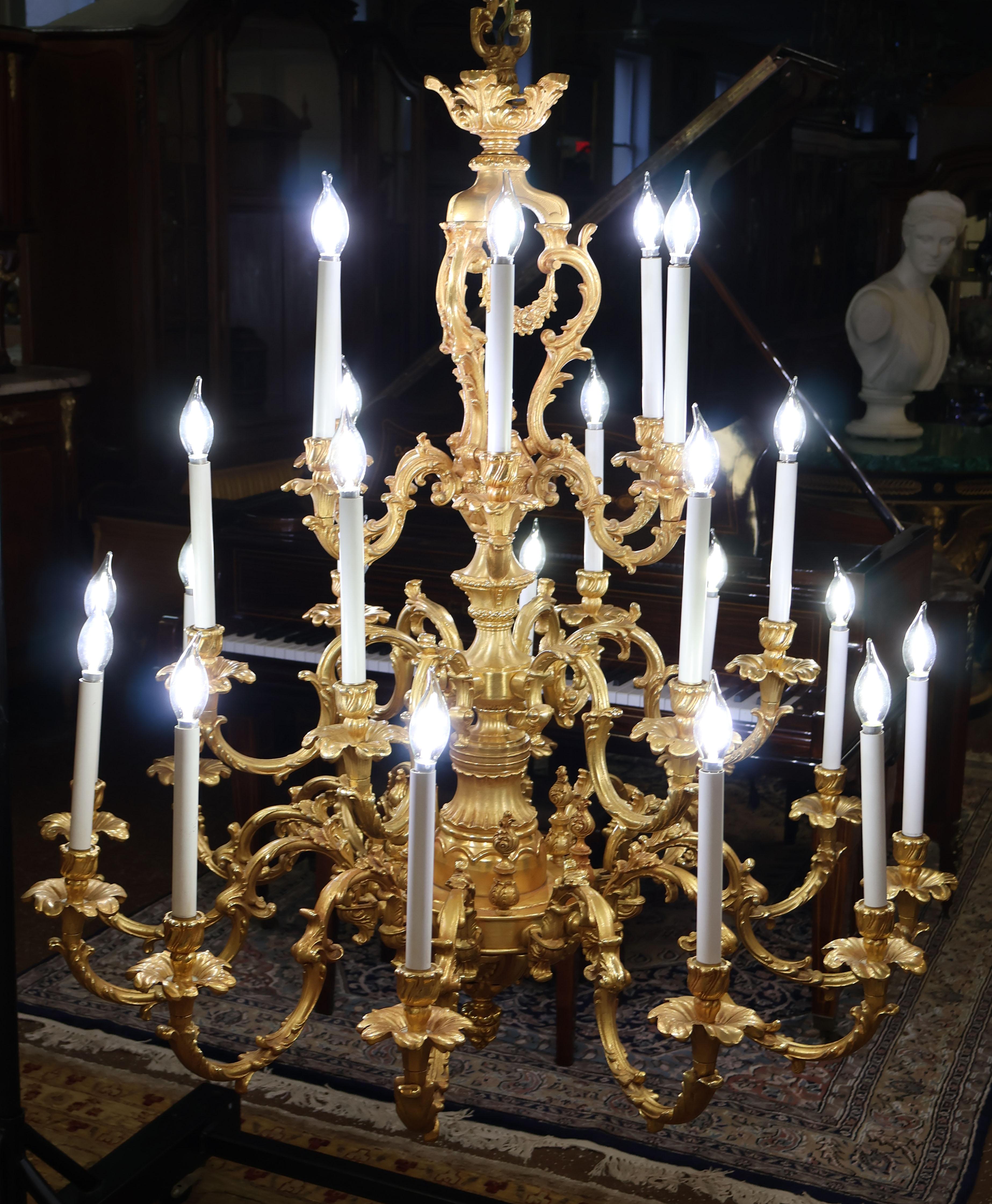 Rococo Monumental lustre de style rococo italien 20 lumières en bronze doré par FBAI en vente