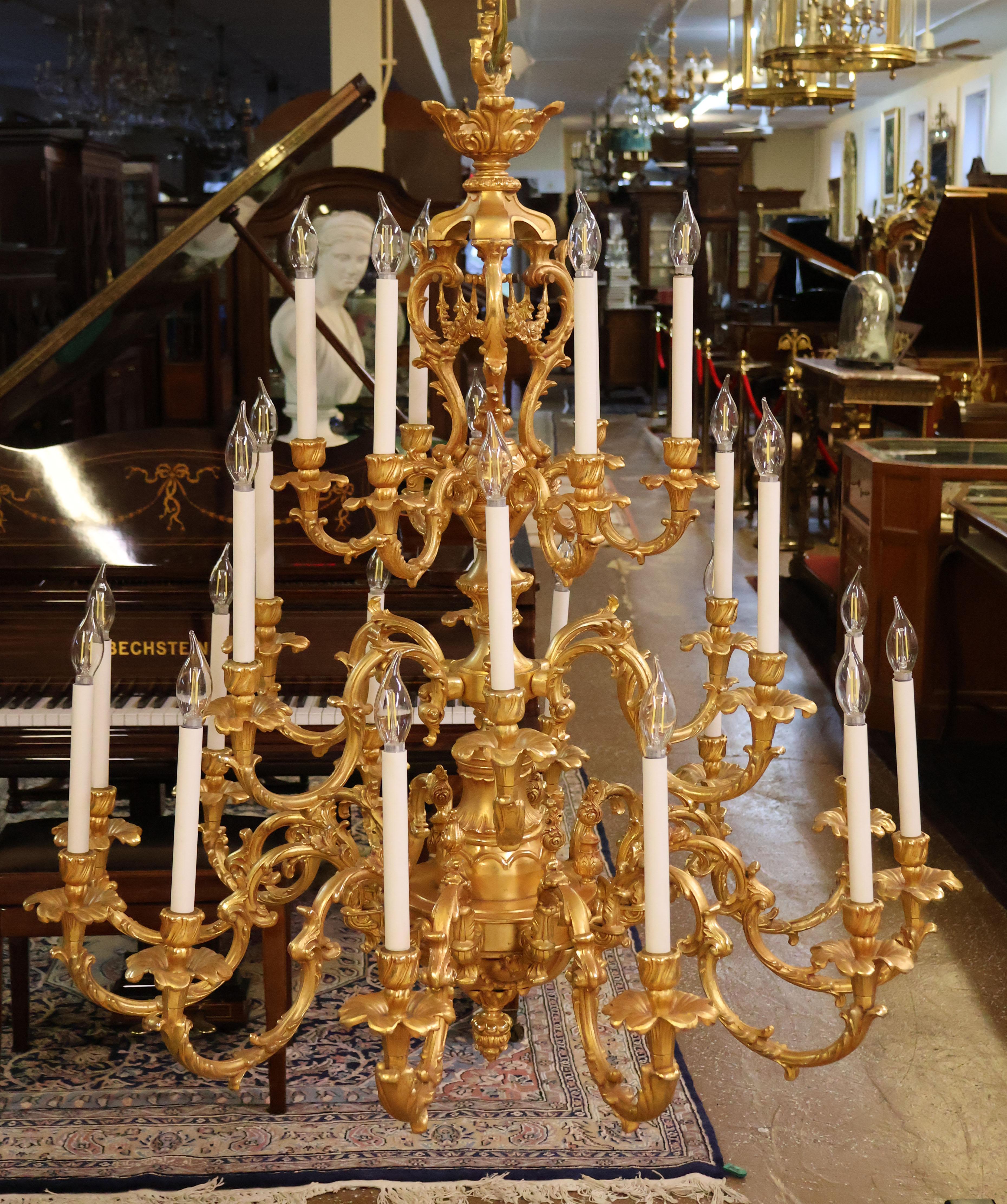 Monumental lustre de style rococo italien 20 lumières en bronze doré par FBAI en vente 1