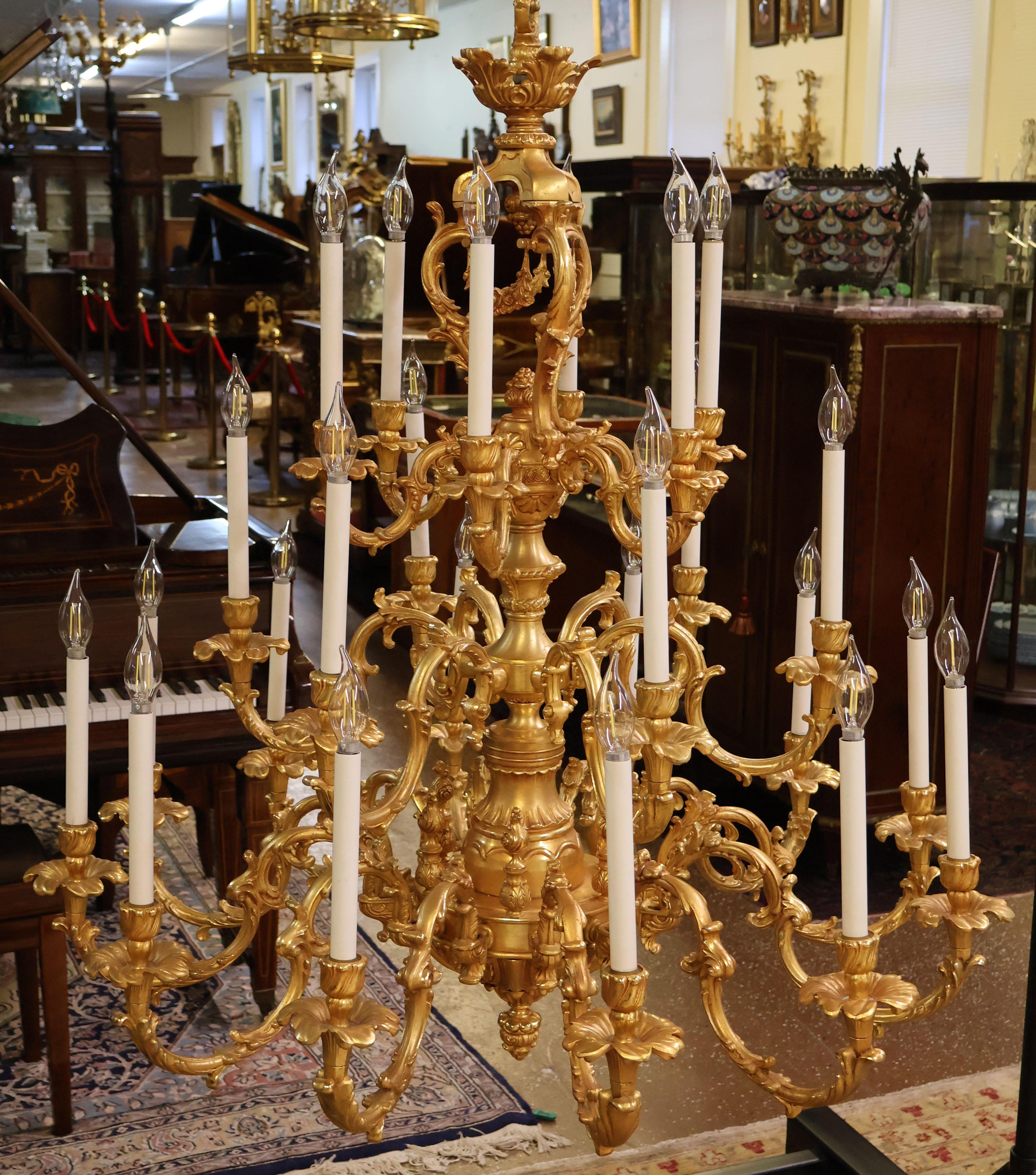 Monumentaler italienischer Rokoko-Kronleuchter im Rokoko-Stil mit 20 Lichtern aus Bronze und Gold von FBAI im Angebot 4