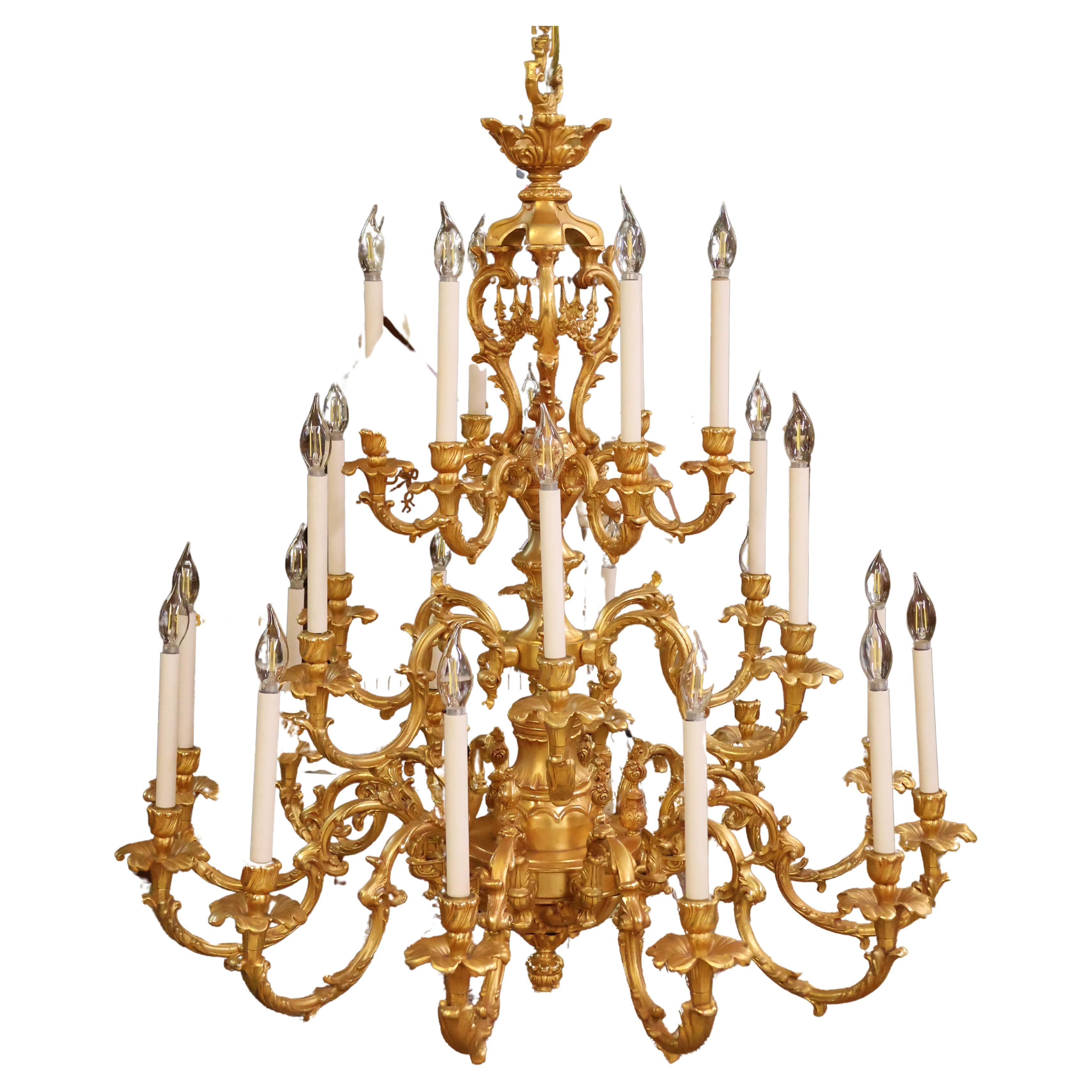 Monumental lustre de style rococo italien 20 lumières en bronze doré par FBAI