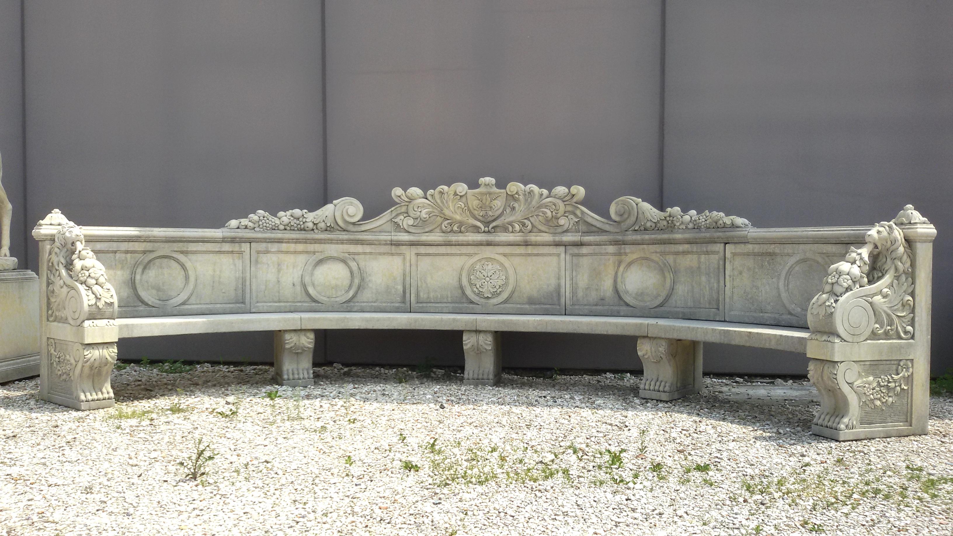 Calcaire Grand banc semi-circulaire italien monumental en pierre calcaire en vente