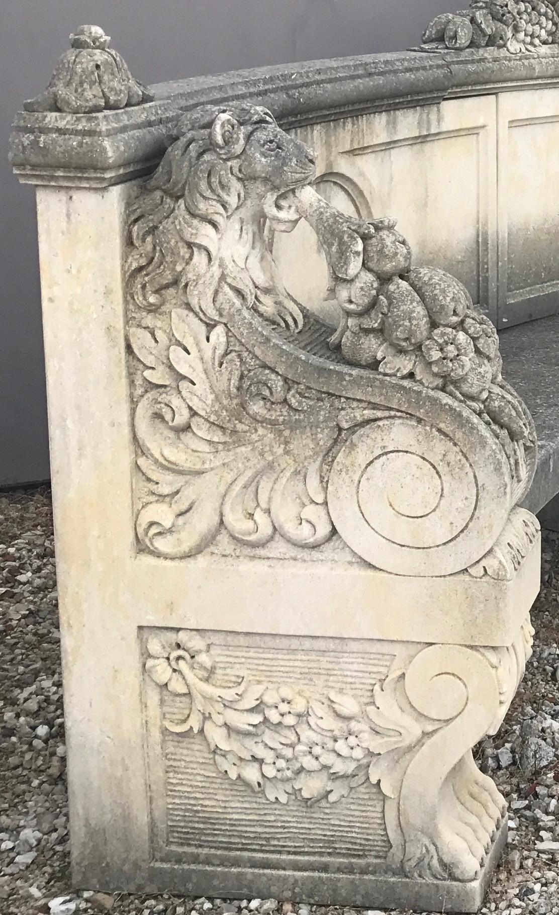 Grand banc semi-circulaire italien monumental en pierre calcaire en vente 1