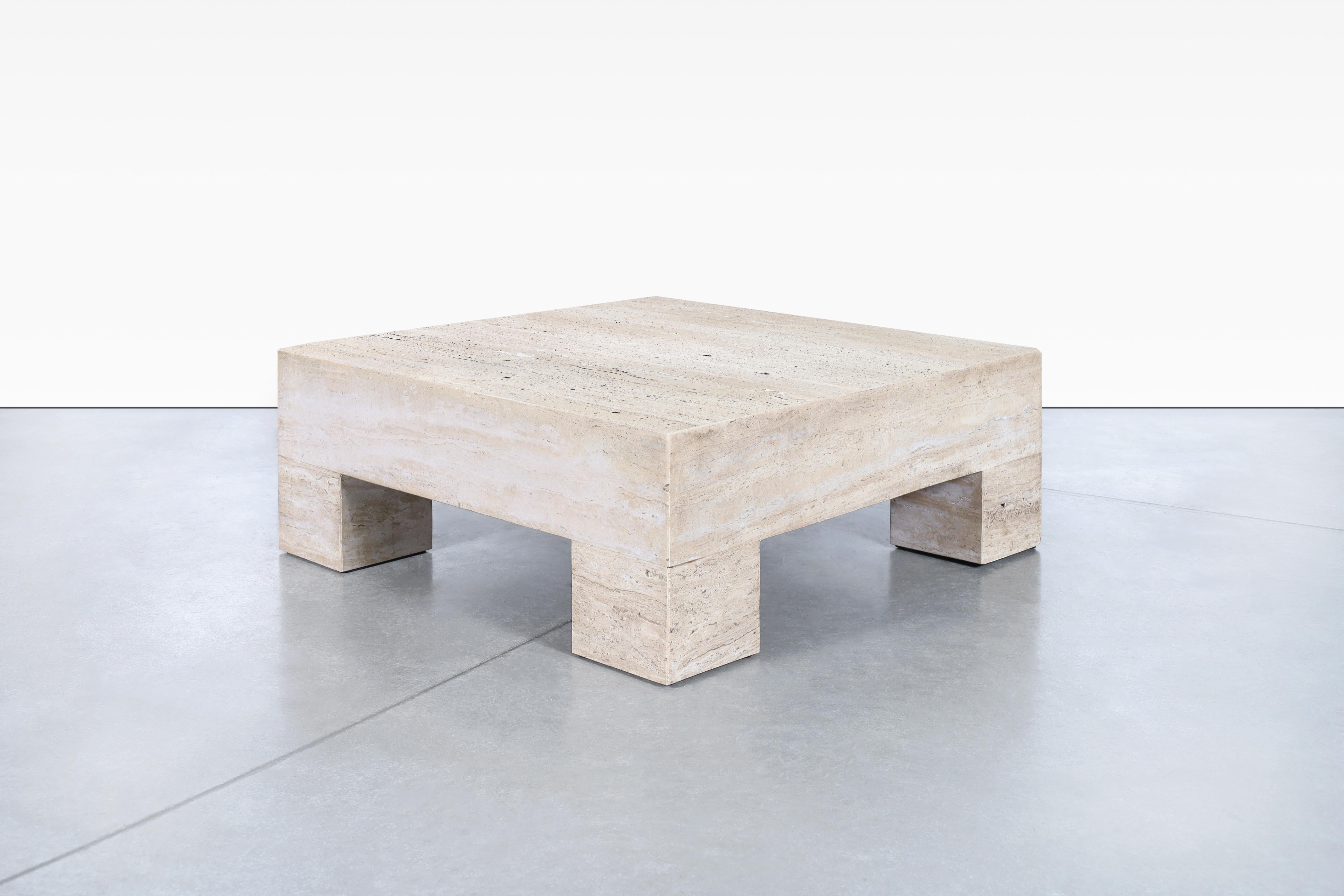 Fin du 20e siècle Table basse italienne monumentale en travertin en vente