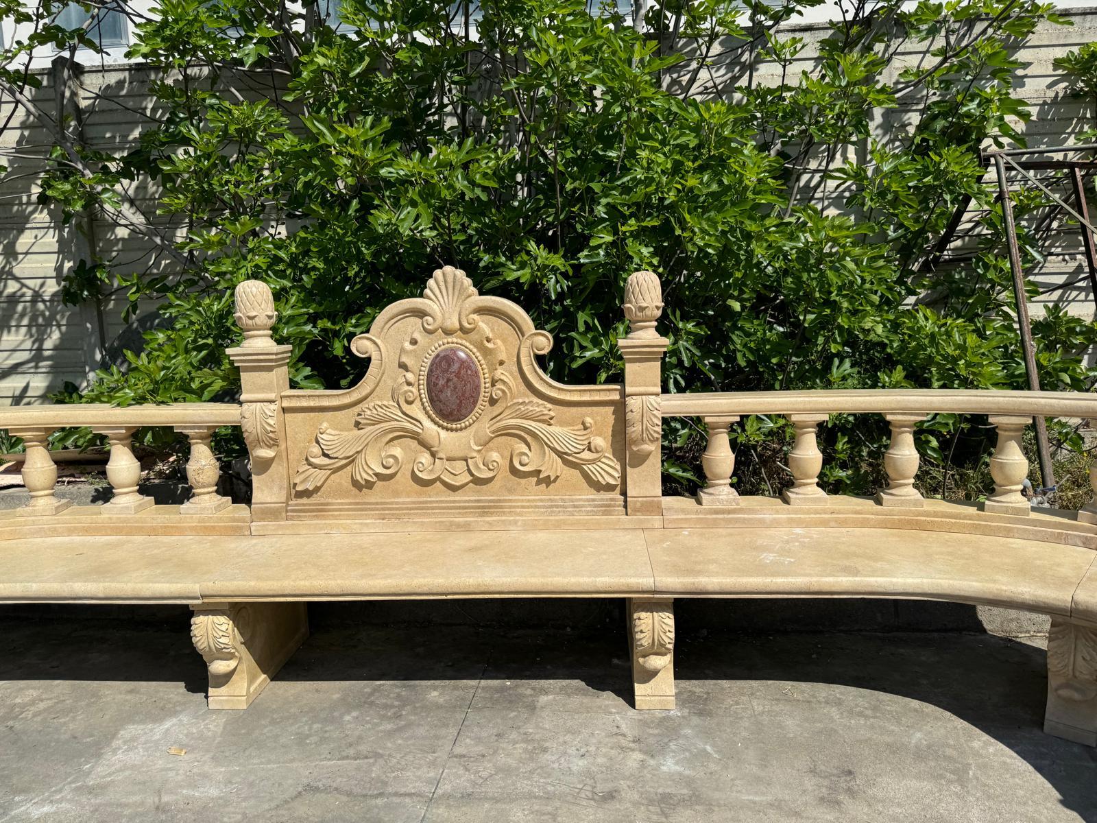 Außergewöhnliche und monumentale Gartenbank, in Italien aus feinem Travertinmarmor gefertigt. Mit einer beeindruckenden Länge von 5 Metern weist diese reich geschnitzte Bank durchgehend klassische Dekorationselemente auf - elegante Schnörkel,