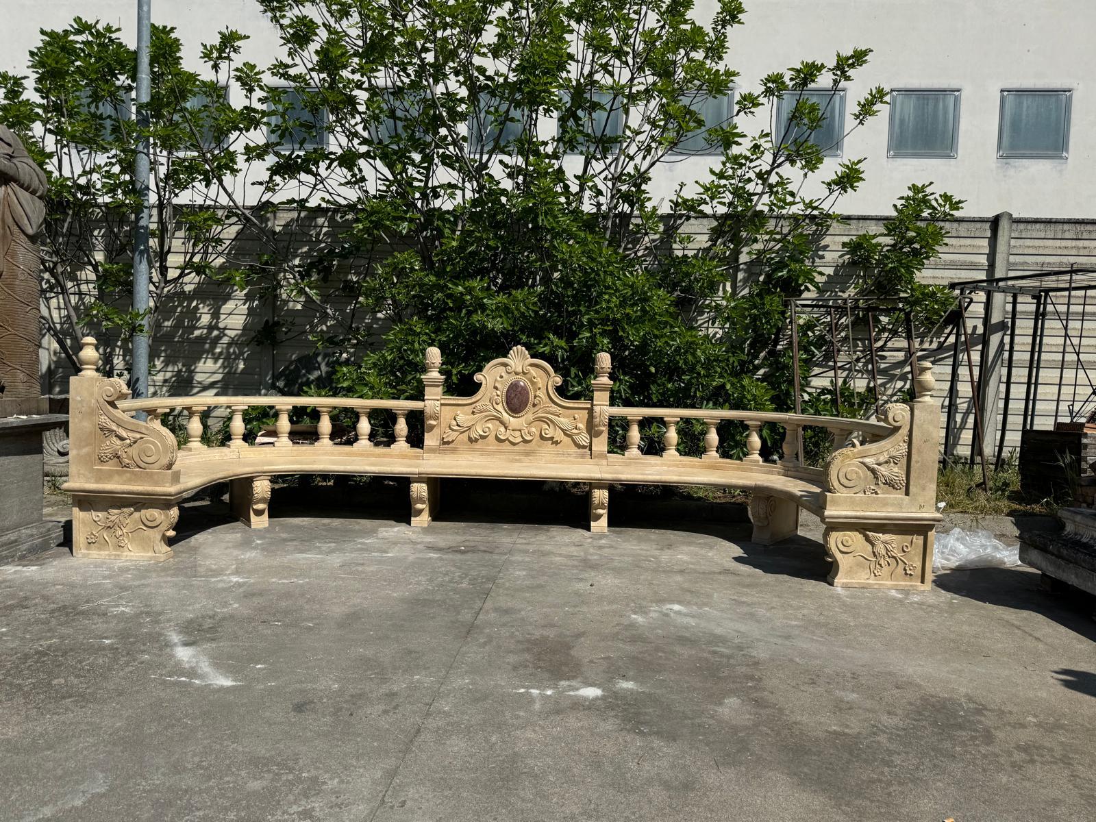 Monumentale italienische Travertin-Marmor-Gartenbank, 5 Meter lang (20. Jahrhundert) im Angebot