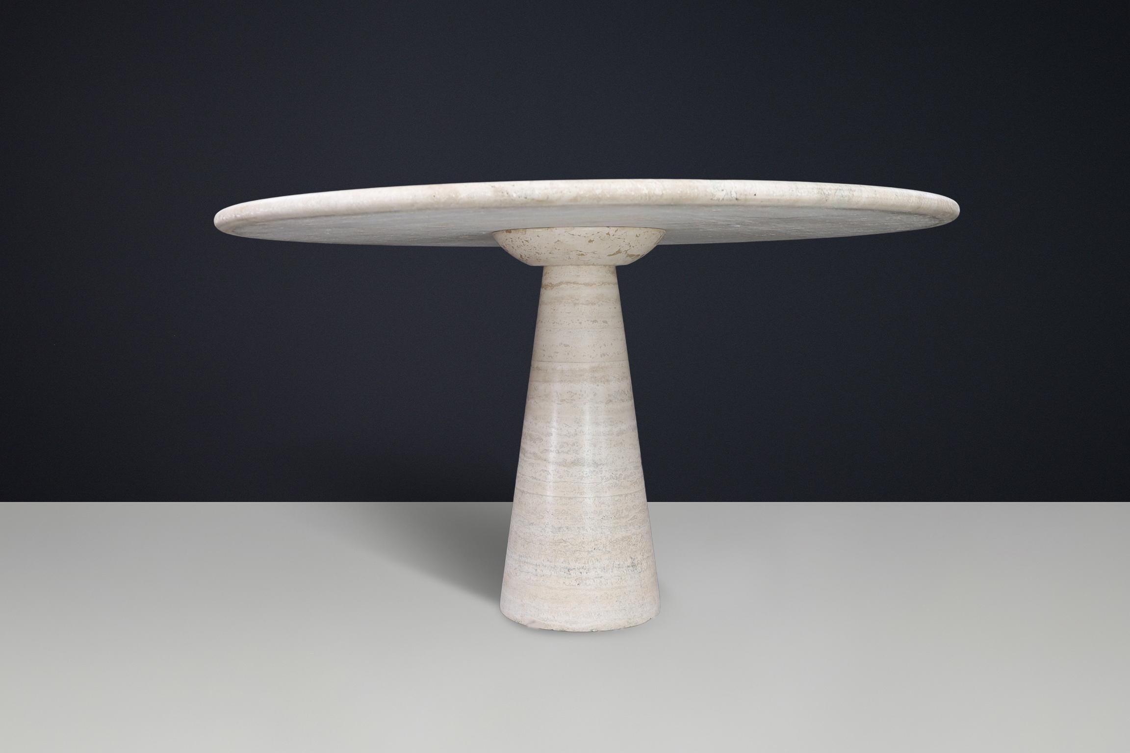 Monumental Mesa de Comedor Redonda de Travertino Italiano con Base Cónica, Años 70 en Bueno estado para la venta en Almelo, NL