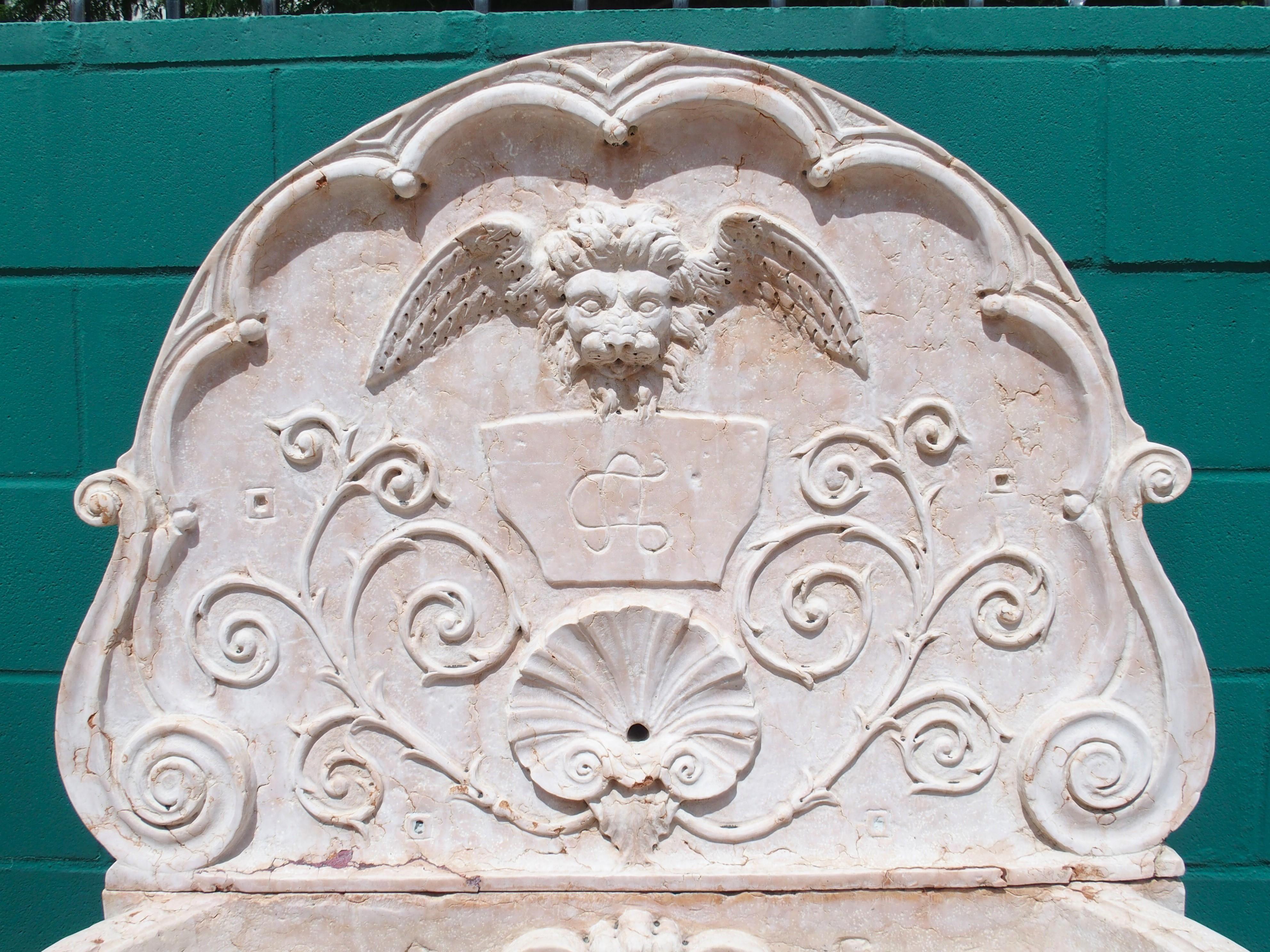 Rinascimento Fontana a muro italiana monumentale in marmo Verona Rossa intagliato, primi anni del 1900 in vendita