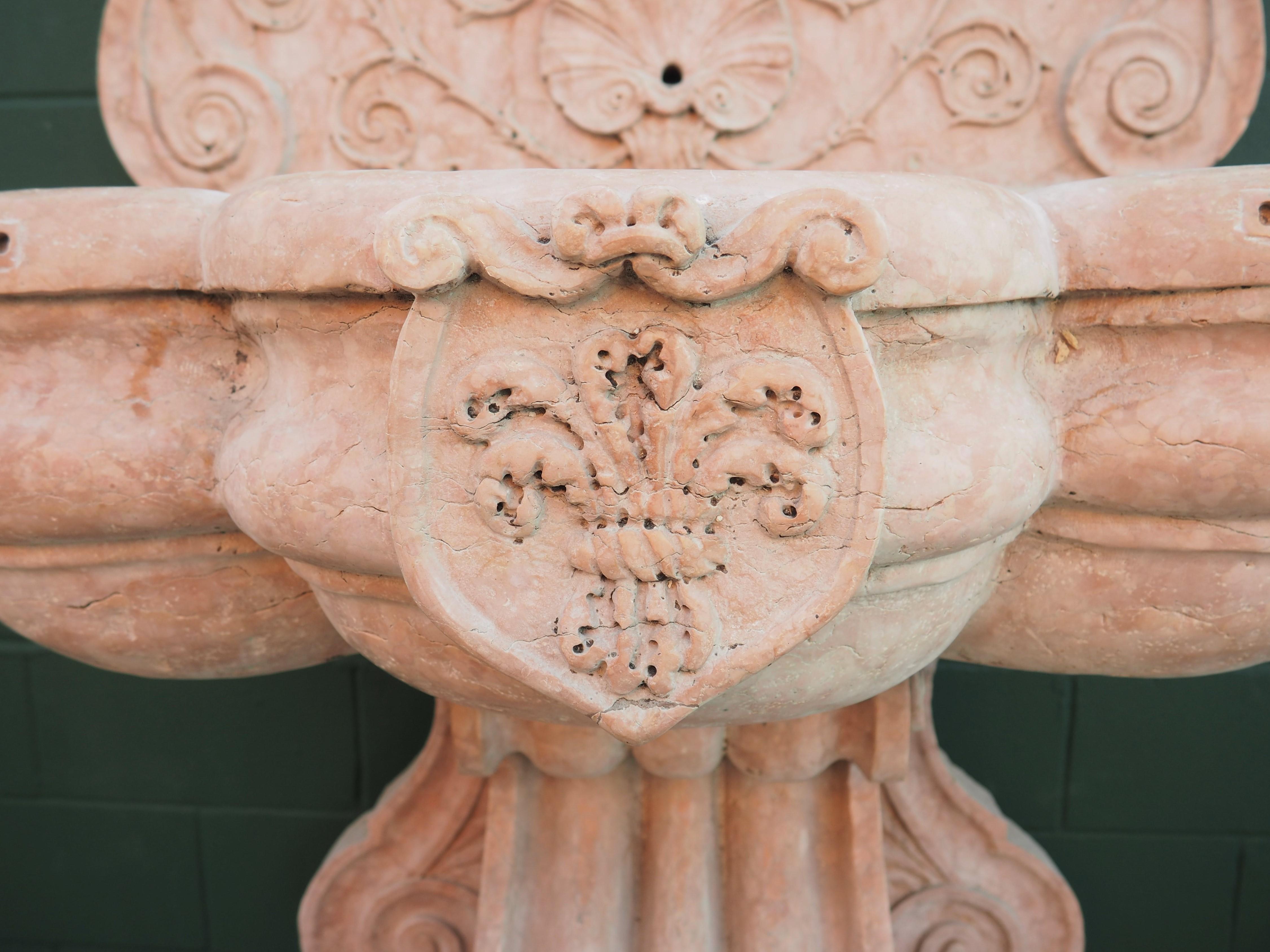 Monumentaler italienischer Wandbrunnen aus geschnitztem Verona Rossa-Marmor, frühe 1900er Jahre im Angebot 1