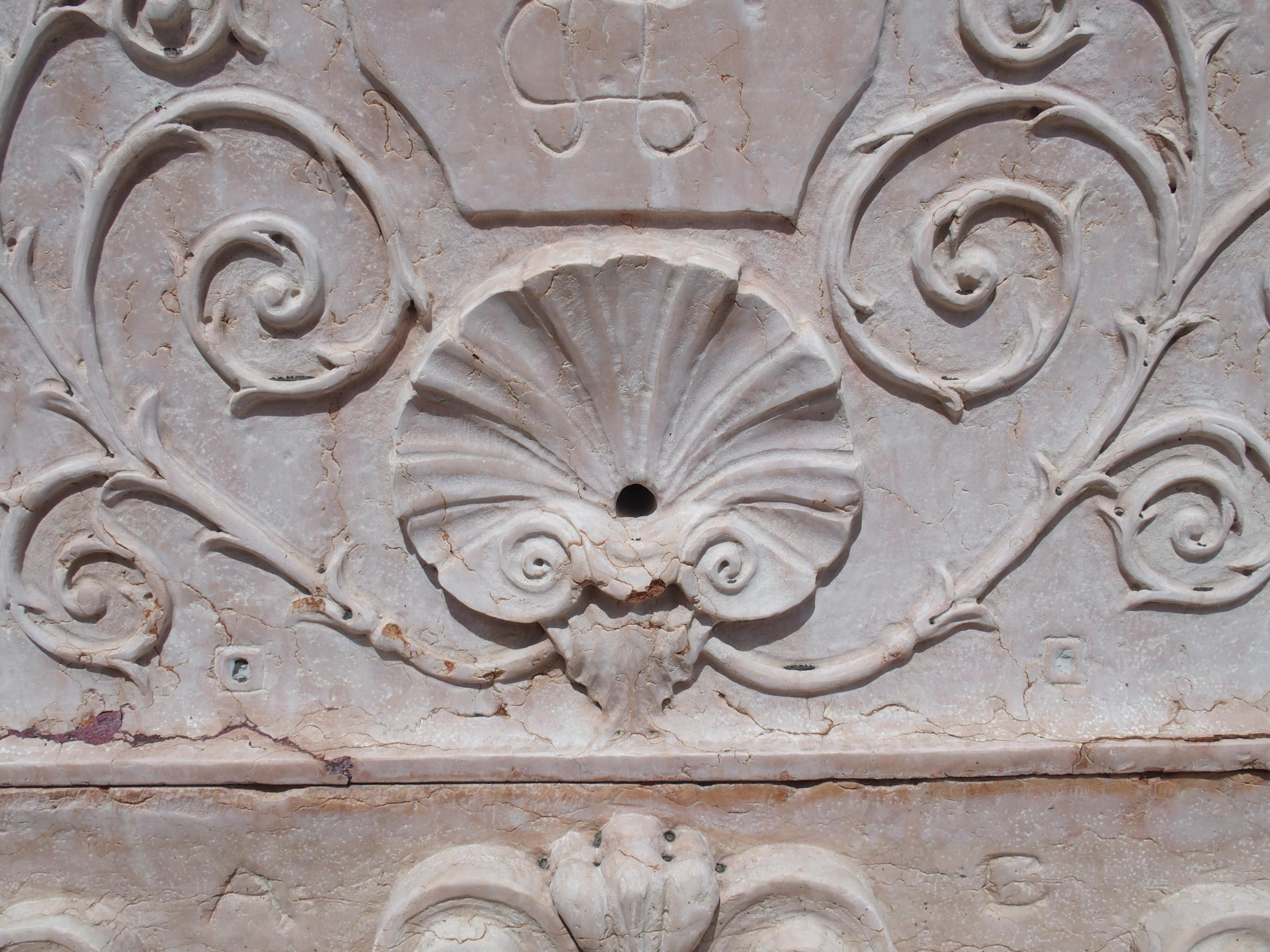 XX secolo Fontana a muro italiana monumentale in marmo Verona Rossa intagliato, primi anni del 1900 in vendita