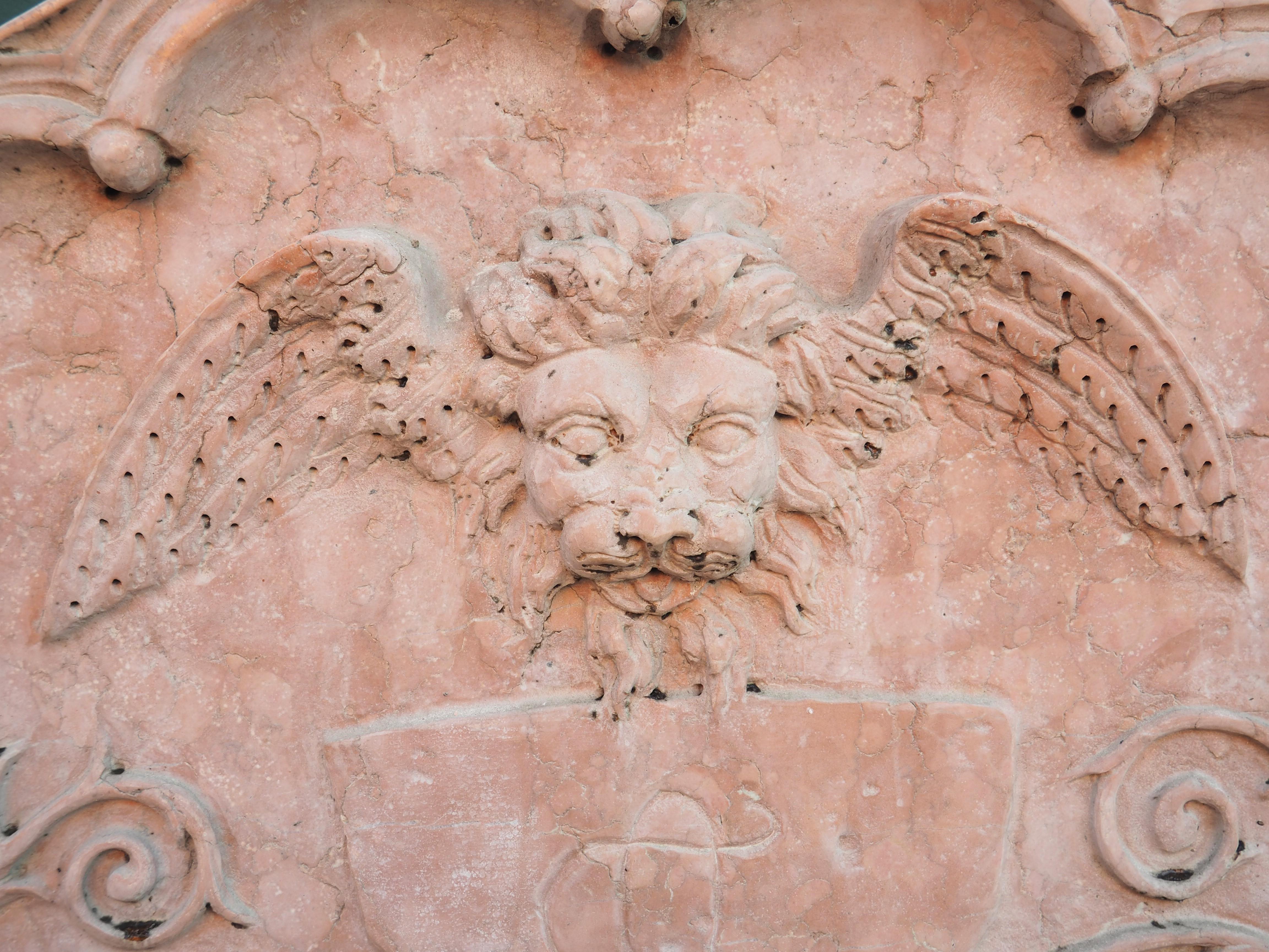 Monumentaler italienischer Wandbrunnen aus geschnitztem Verona Rossa-Marmor, frühe 1900er Jahre im Angebot 2