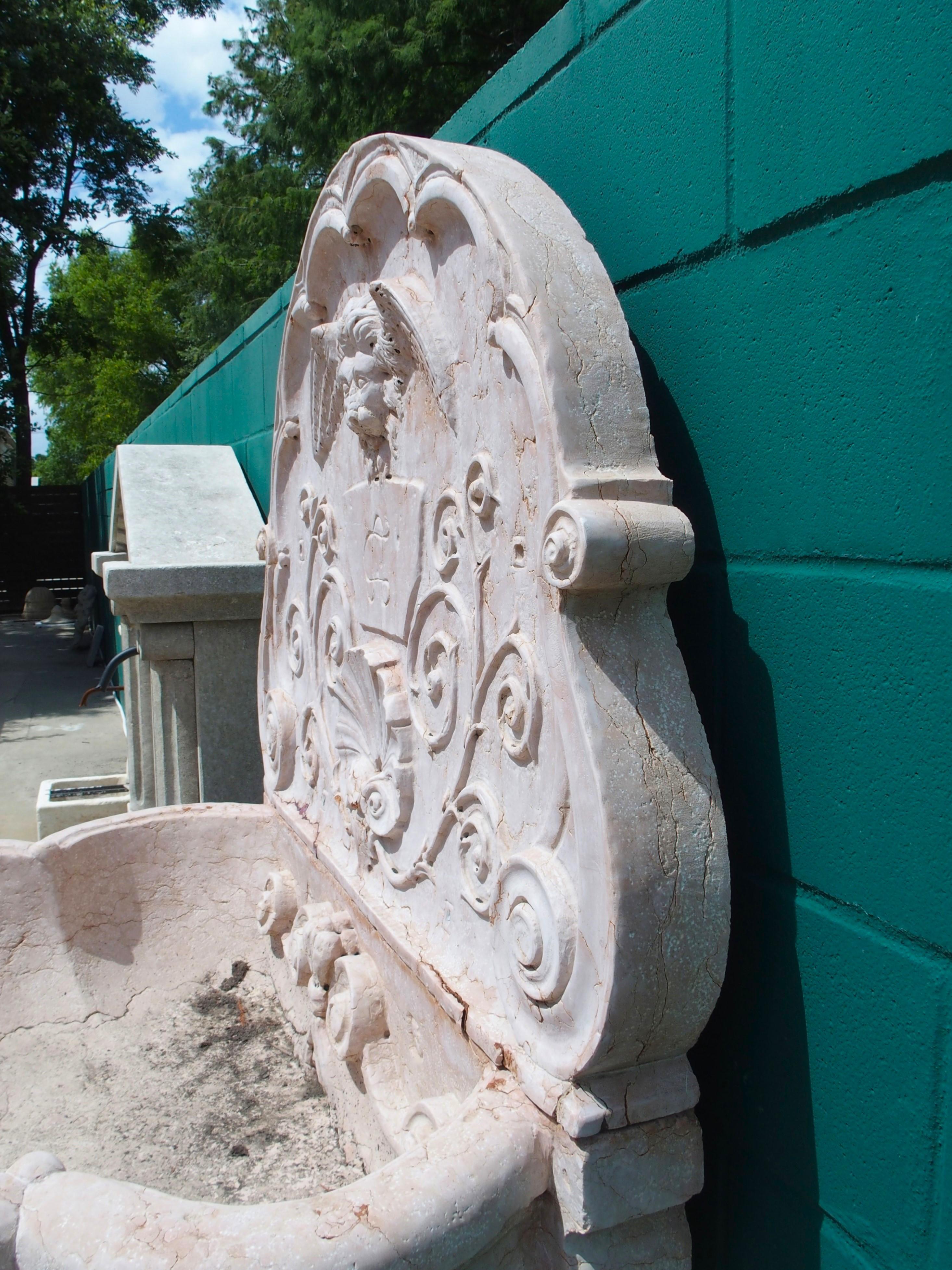 Marmo Fontana a muro italiana monumentale in marmo Verona Rossa intagliato, primi anni del 1900 in vendita