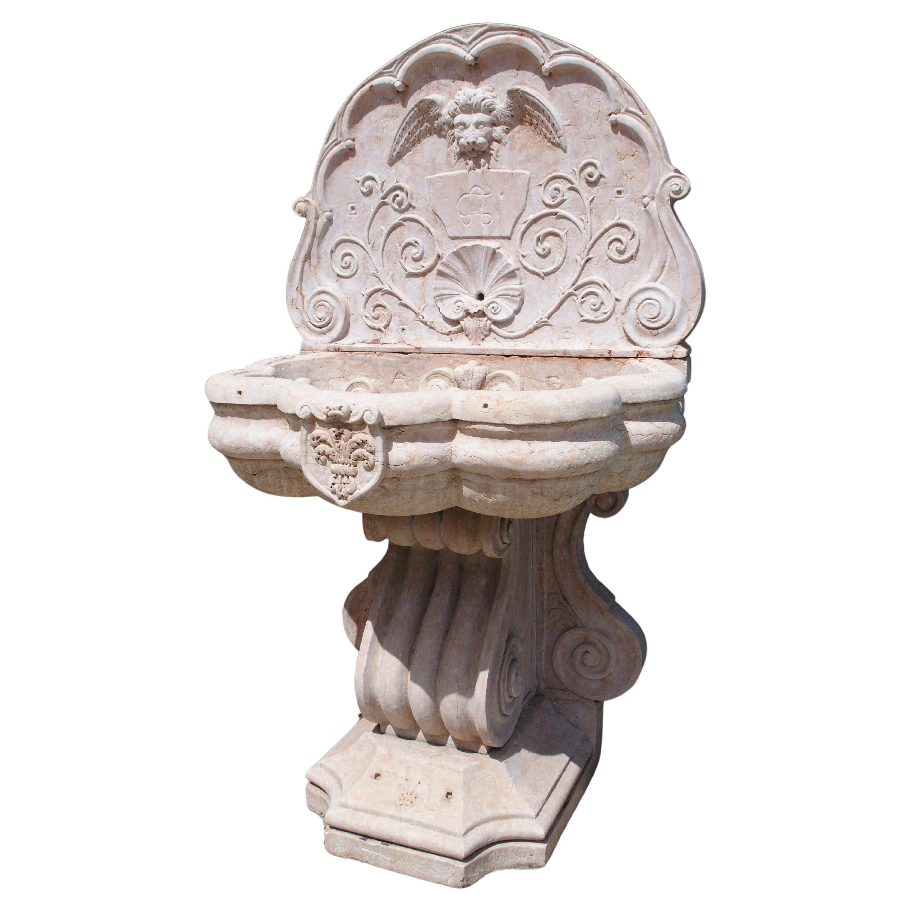 Monumentaler italienischer Wandbrunnen aus geschnitztem Verona Rossa-Marmor, frühe 1900er Jahre