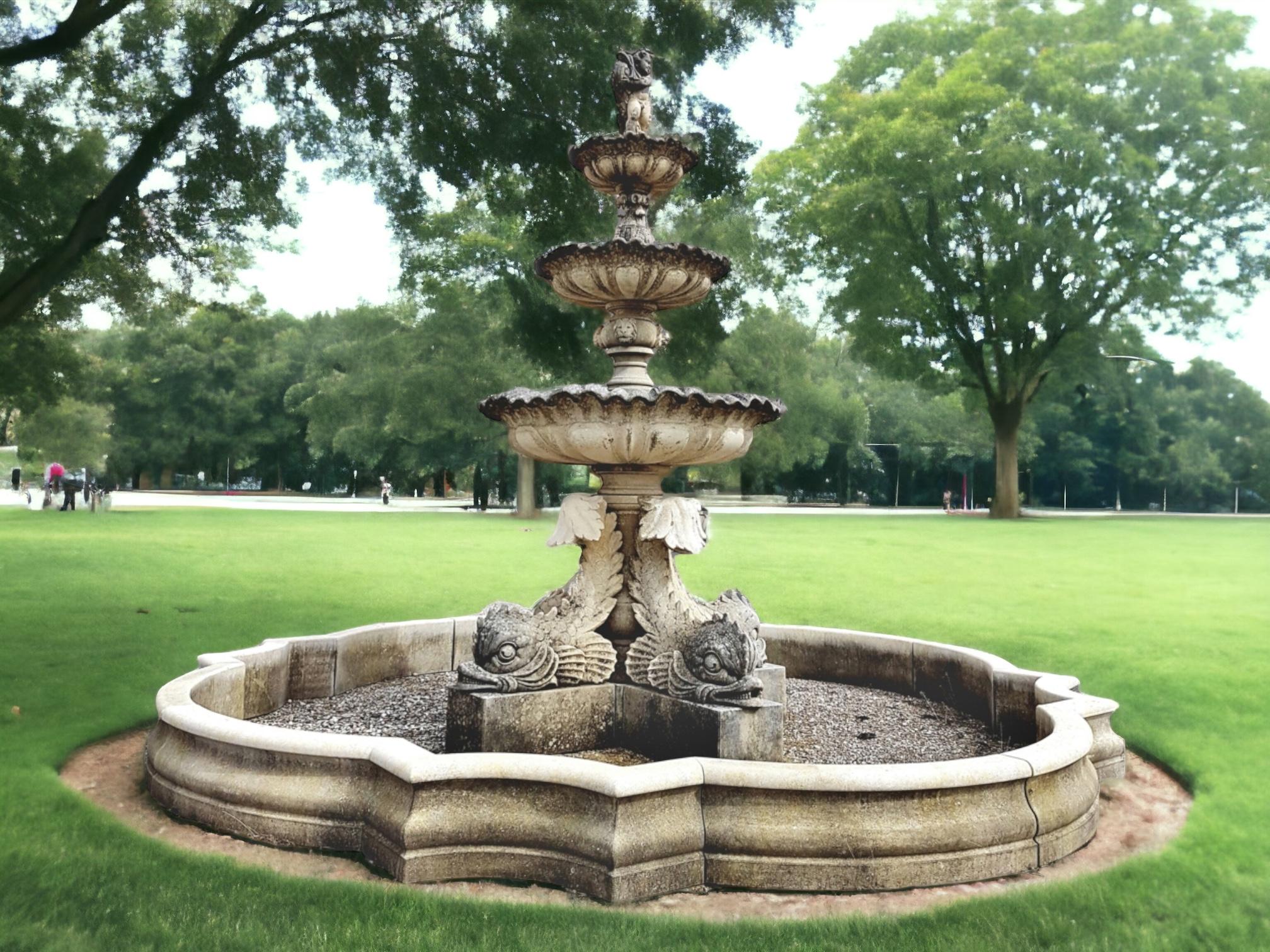 Dieser monumentale, fein gearbeitete Kalksteinbrunnen besteht aus drei Ebenen.
Die erste Ebene mit drei erstaunlichen Delphinen  Statuen, die anderen sind mit Löwenköpfen geschmückt und enden mit einer Putto-Figur. Hervorragende Dekoration für Ihren