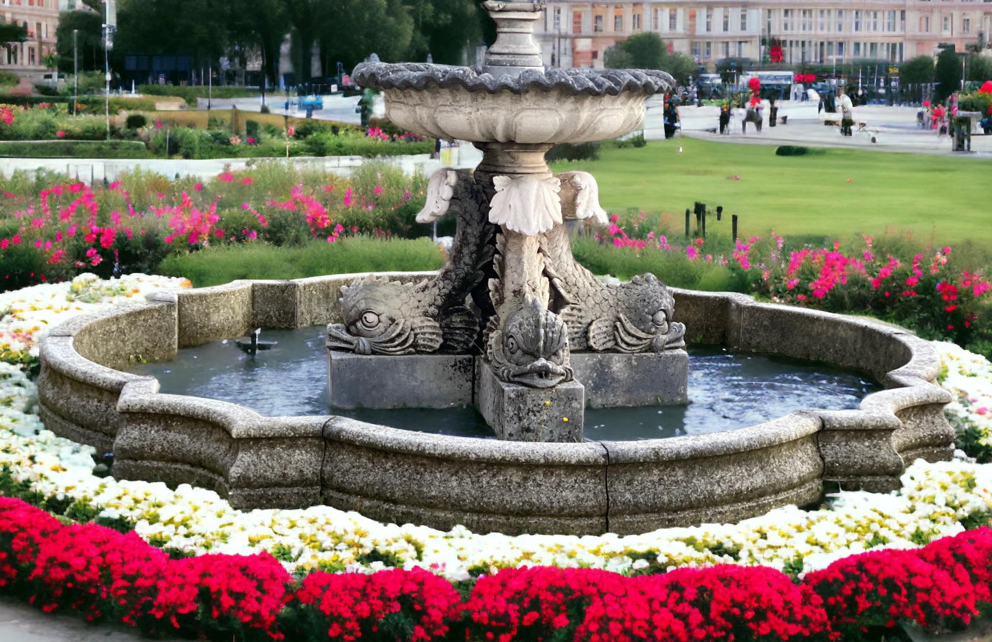 Monumentaler italienischer Wasserbrunnen mit Delphin-Skulpturen (Neoklassisch) im Angebot