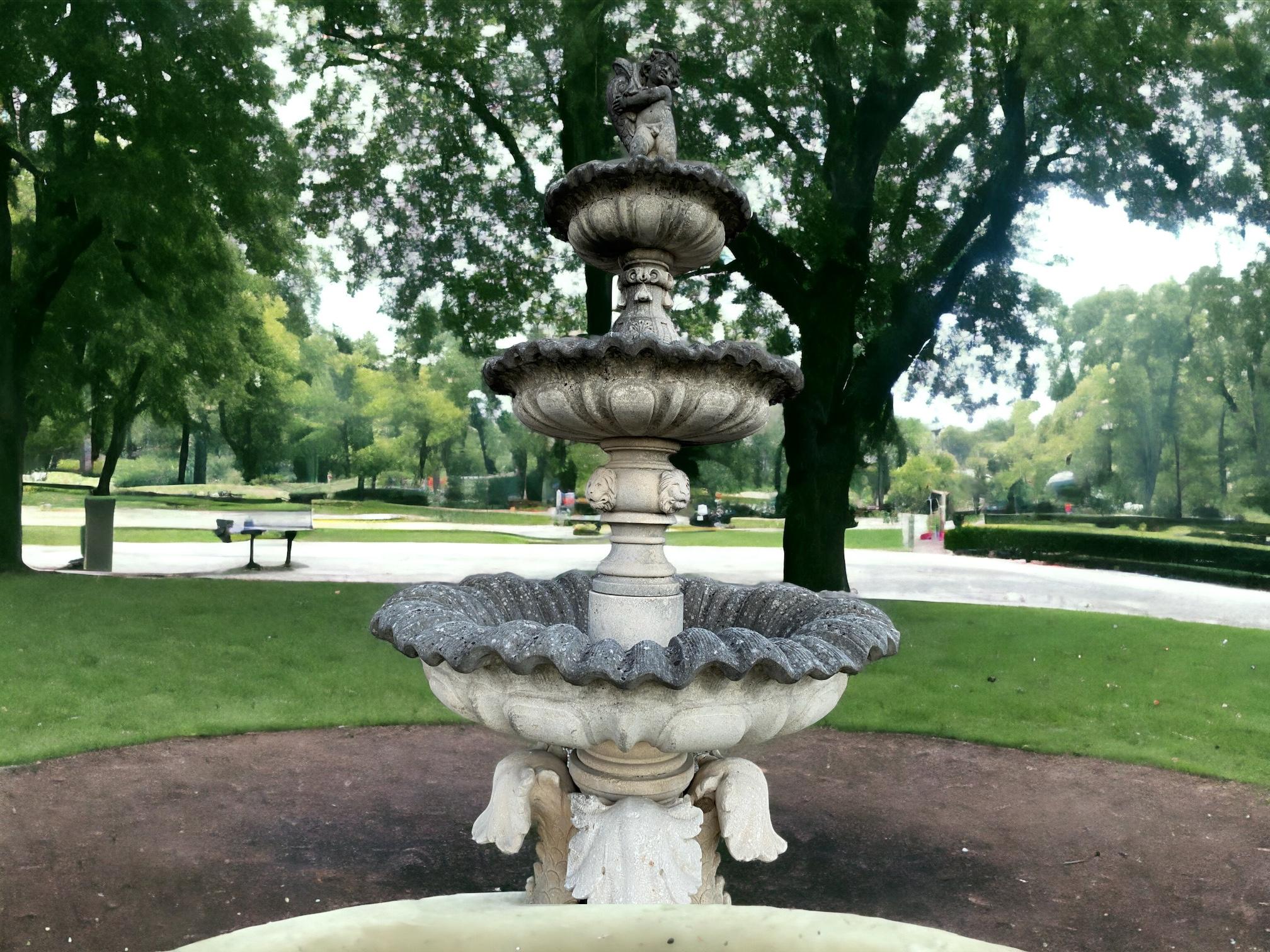 Monumentaler italienischer Wasserbrunnen mit Delphin-Skulpturen (Italienisch) im Angebot