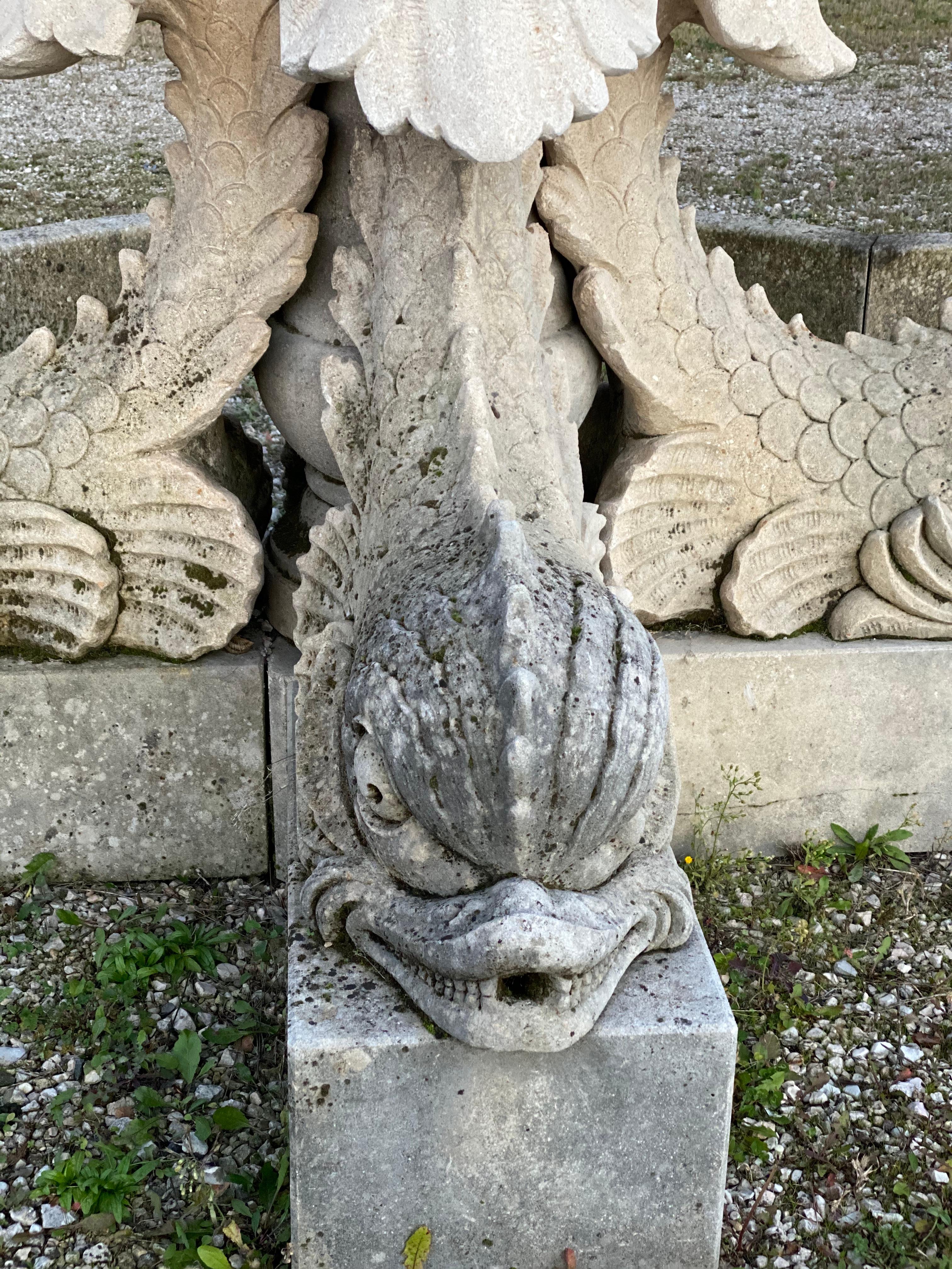 Monumentaler italienischer Wasserbrunnen mit Delphin-Skulpturen (21. Jahrhundert und zeitgenössisch) im Angebot