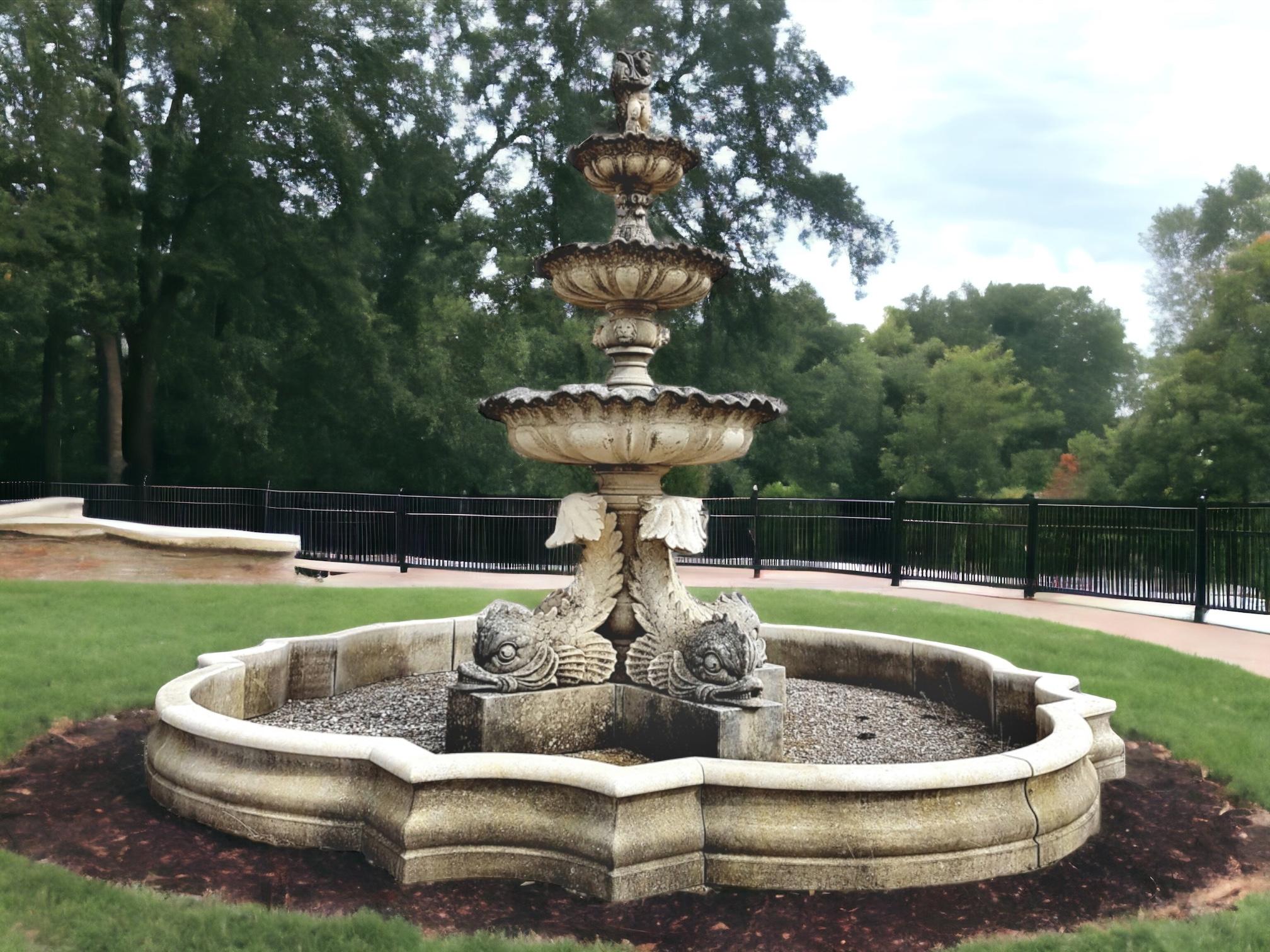 Monumentaler italienischer Wasserbrunnen mit Delphin-Skulpturen (Kalkstein) im Angebot