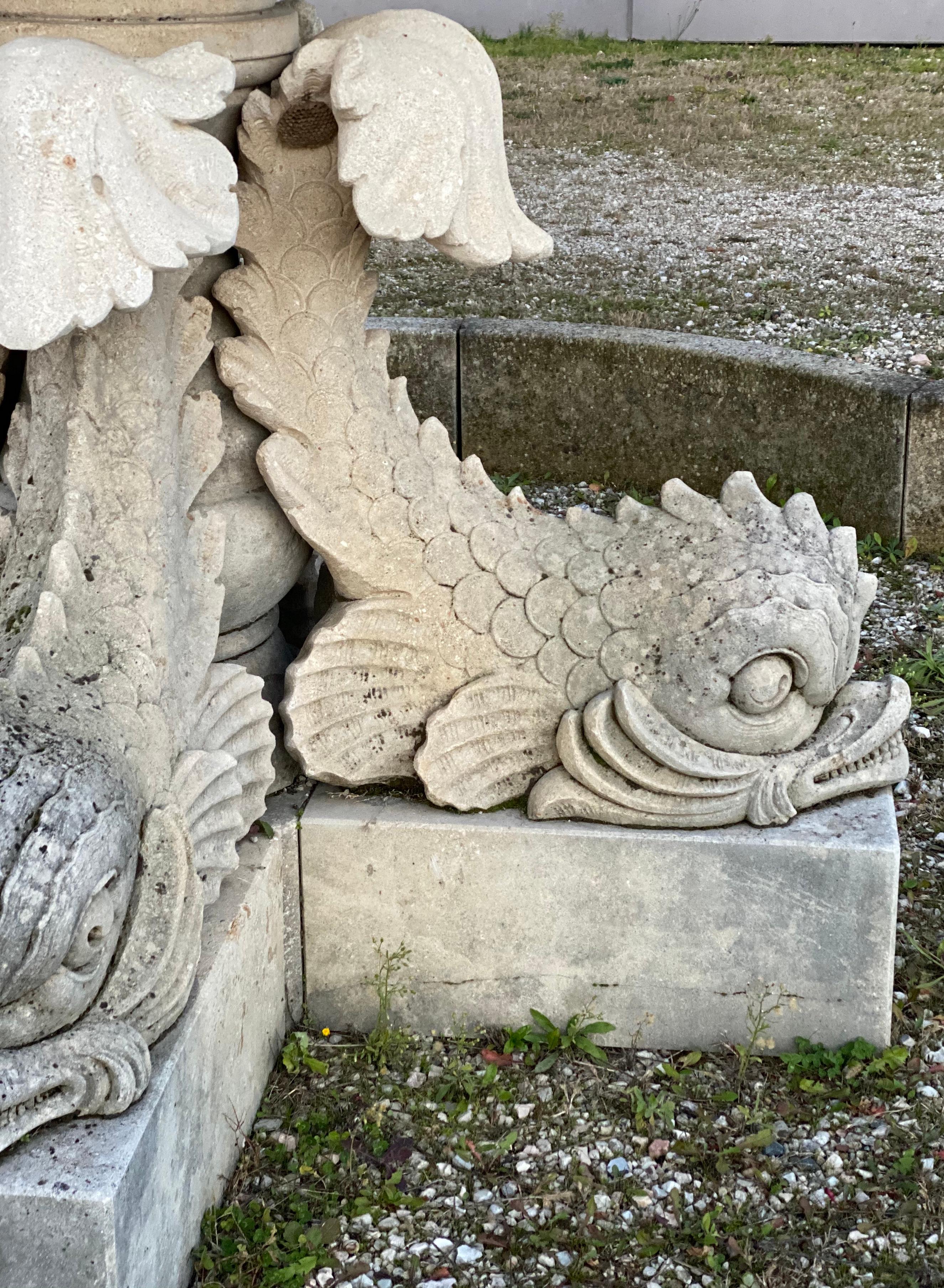 Monumentaler italienischer Wasserbrunnen mit Delphin-Skulpturen im Angebot 1