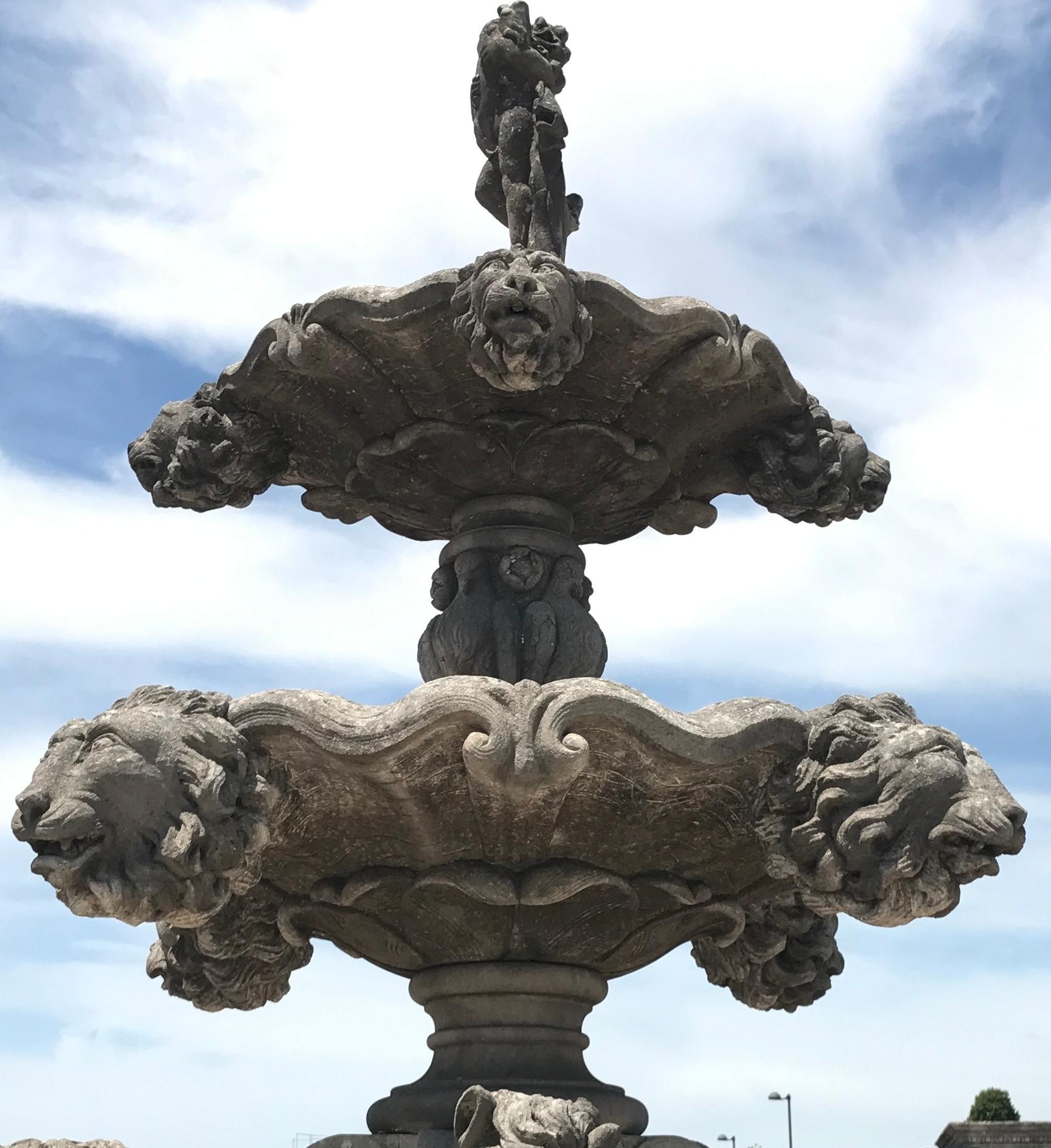 Dieser monumentale, fein gearbeitete Kalksteinbrunnen besteht aus drei Ebenen.
Auf der ersten Ebene befinden sich drei erstaunliche Pferdestatuen, die anderen sind mit Löwenköpfen geschmückt und enden mit einer Putto-Figur. Hervorragende Dekoration