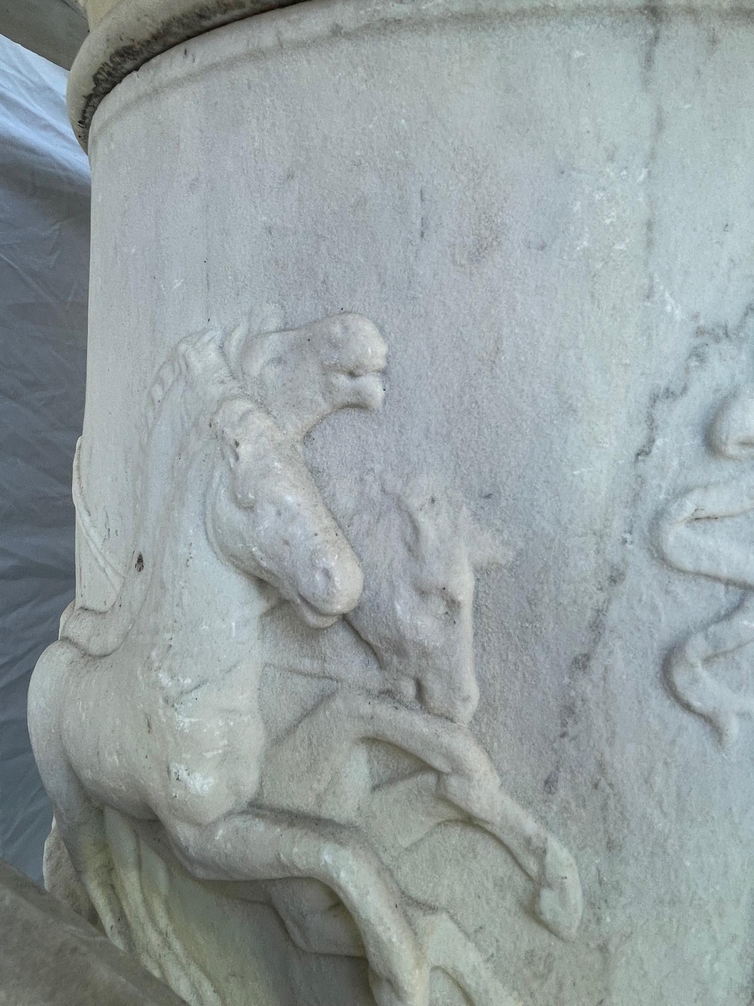 Copia monumental italiana en mármol blanco de la Urna de los Médicis. Principios del siglo XX. en venta 6