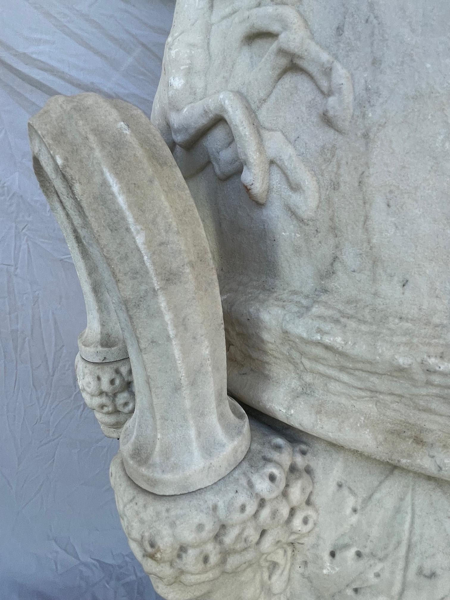 Exemplaire monumental d'urne italienne en marbre blanc de la période Médicis. Début du 20e siècle. en vente 7