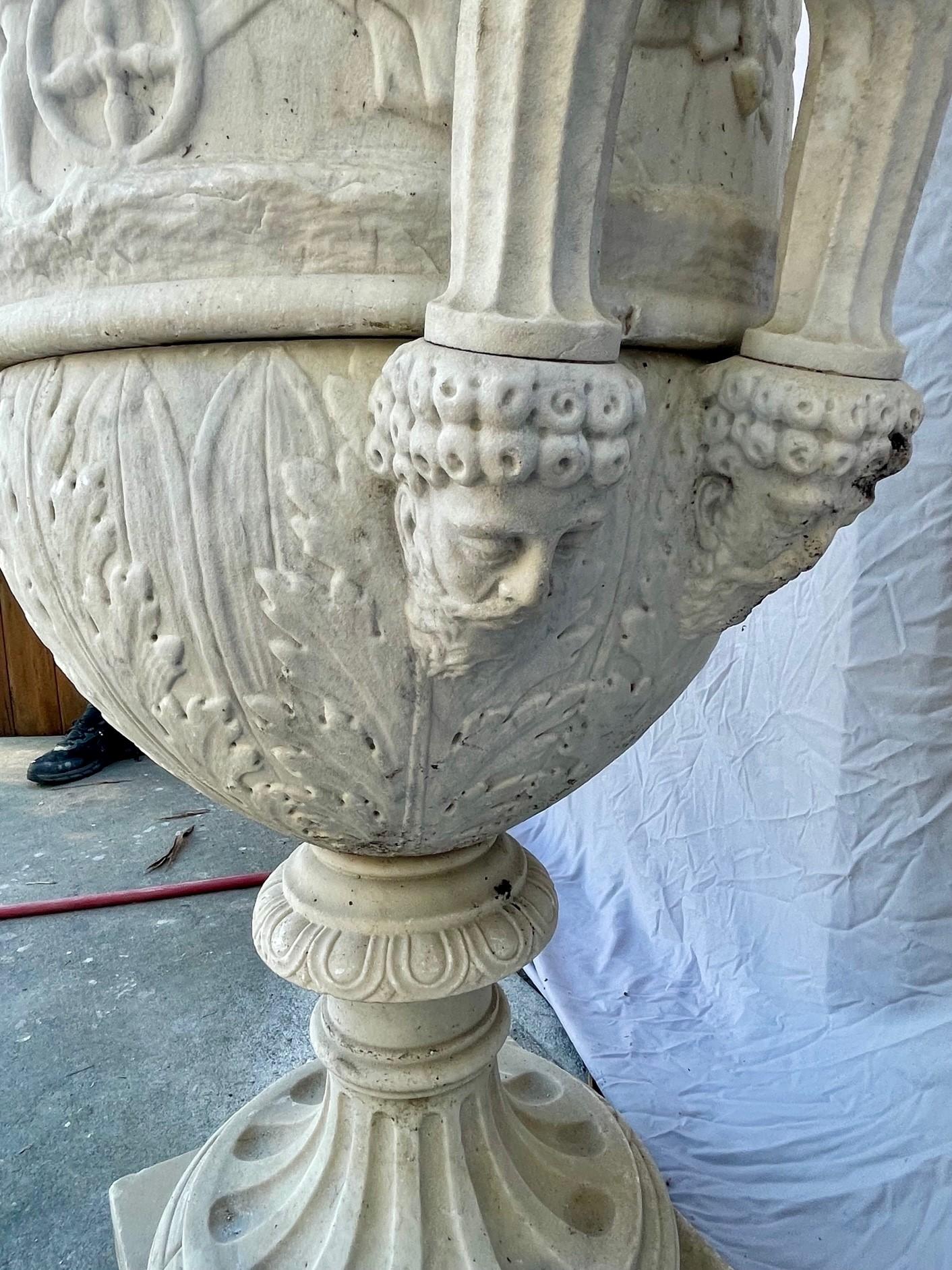 Exemplaire monumental d'urne italienne en marbre blanc de la période Médicis. Début du 20e siècle. en vente 10