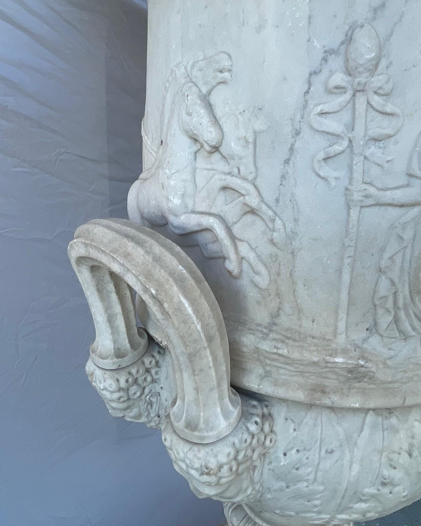 Exemplaire monumental d'urne italienne en marbre blanc de la période Médicis. Début du 20e siècle. Bon état - En vente à Vero Beach, FL