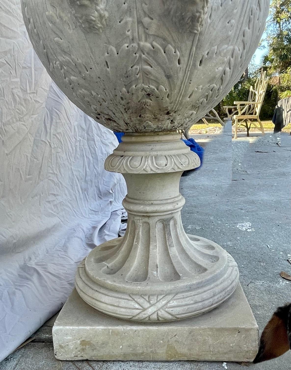 Marbre de Carrare Exemplaire monumental d'urne italienne en marbre blanc de la période Médicis. Début du 20e siècle. en vente