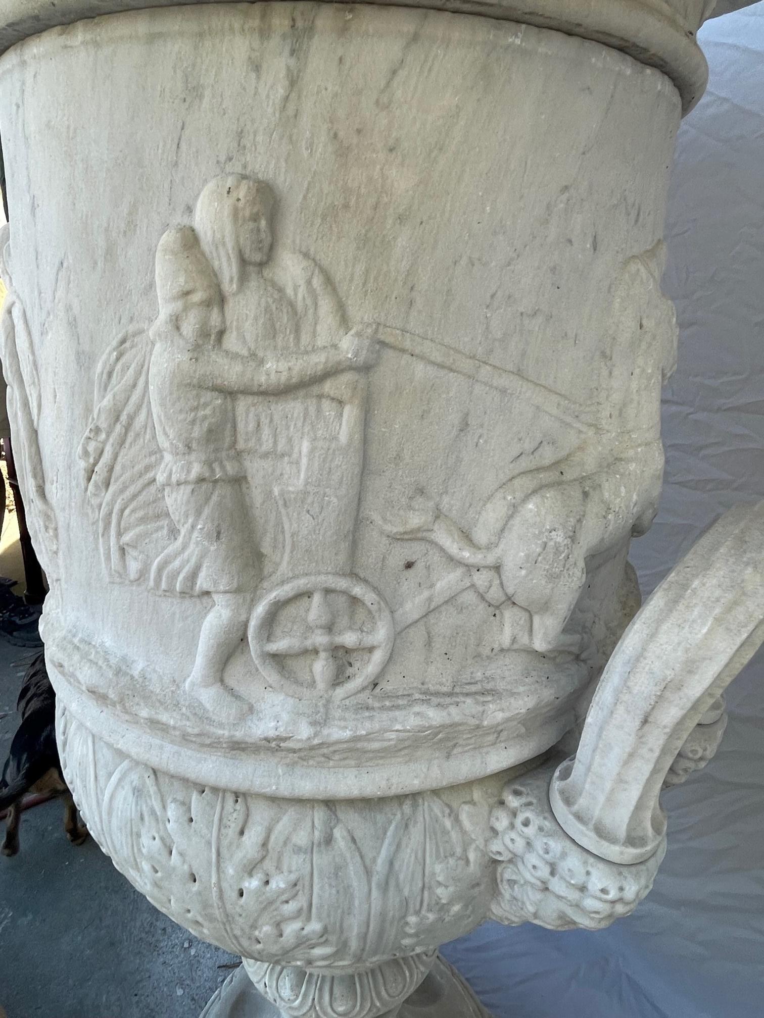 Monumentale italienische Kopie der Medici-Urne aus weißem Marmor. Anfang des 20. Jahrhunderts. im Angebot 1