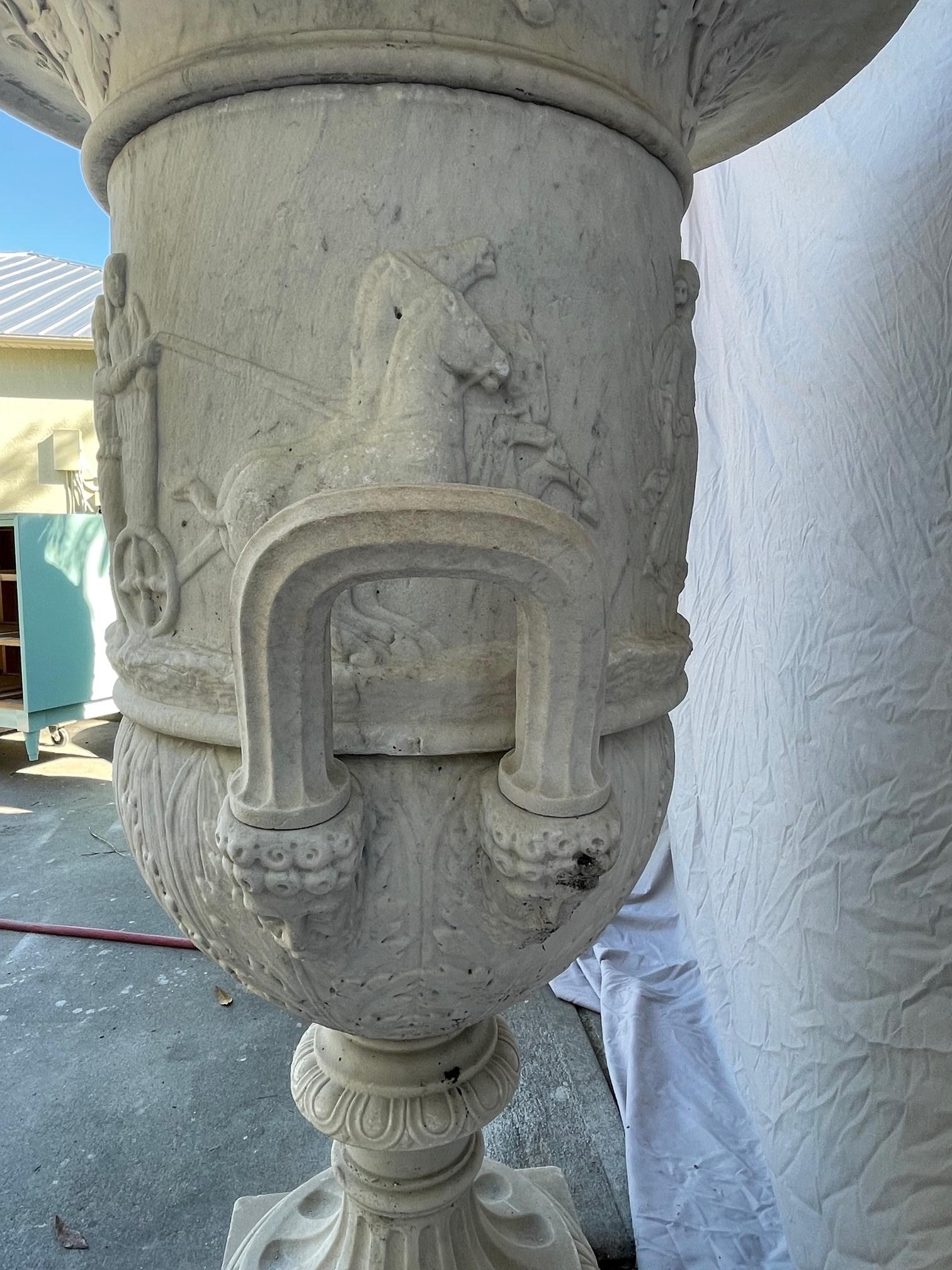 Exemplaire monumental d'urne italienne en marbre blanc de la période Médicis. Début du 20e siècle. en vente 2