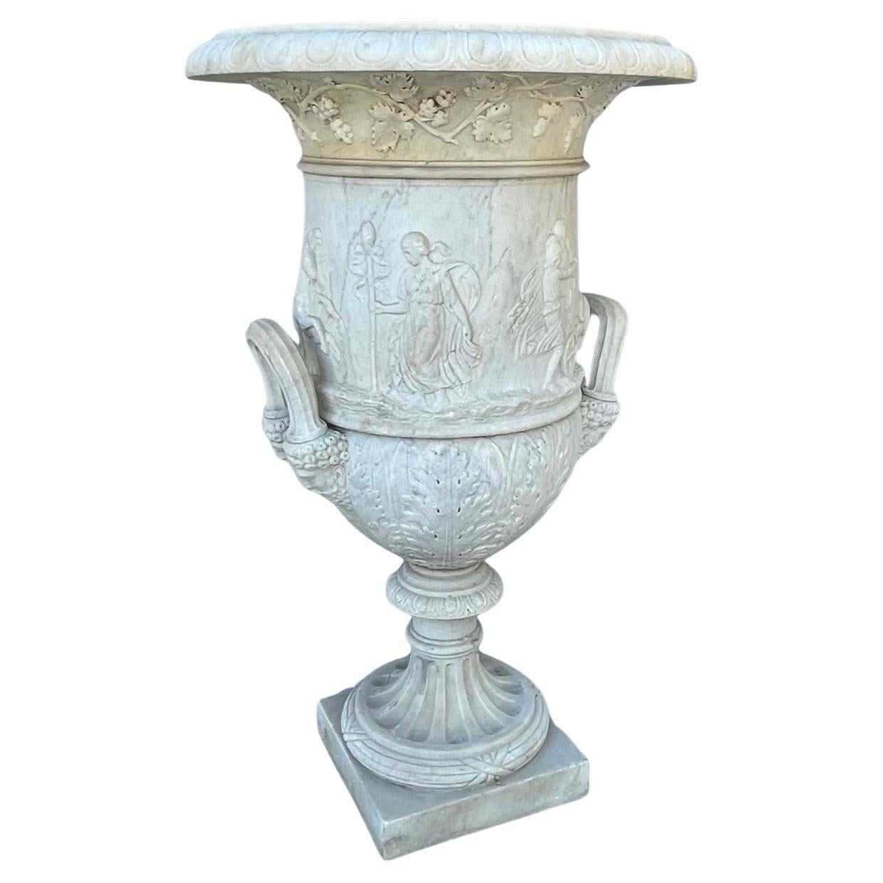 Exemplaire monumental d'urne italienne en marbre blanc de la période Médicis. Début du 20e siècle.