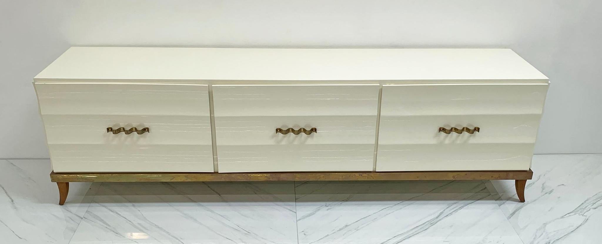 Monumental Ivory Lacquered and Aged Brass Credenza Style of Tommi Parzinger For Sale 4