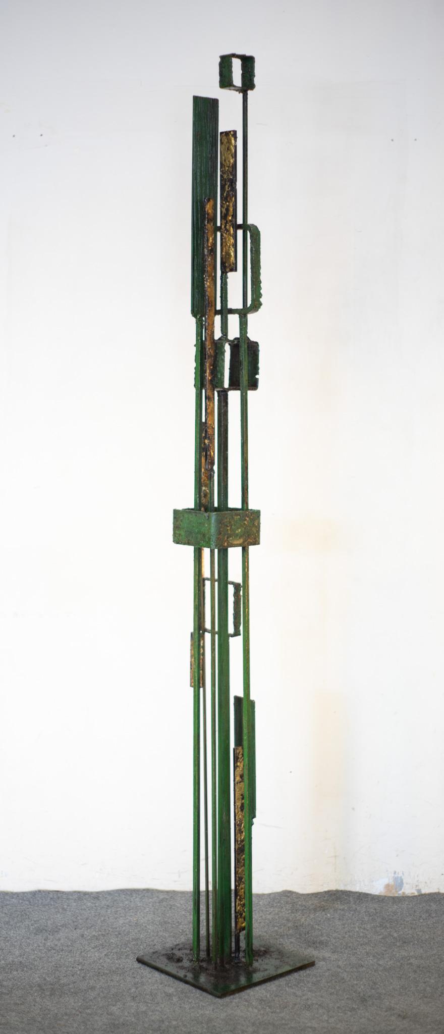 Progettata e realizzata in studio dall'artigiano americano James Bearden, questa scultura di campane è una delle più grandi realizzate e la più grande in vendita oggi. Un primo modello, realizzato con un approccio più semplice. La base quadrata in