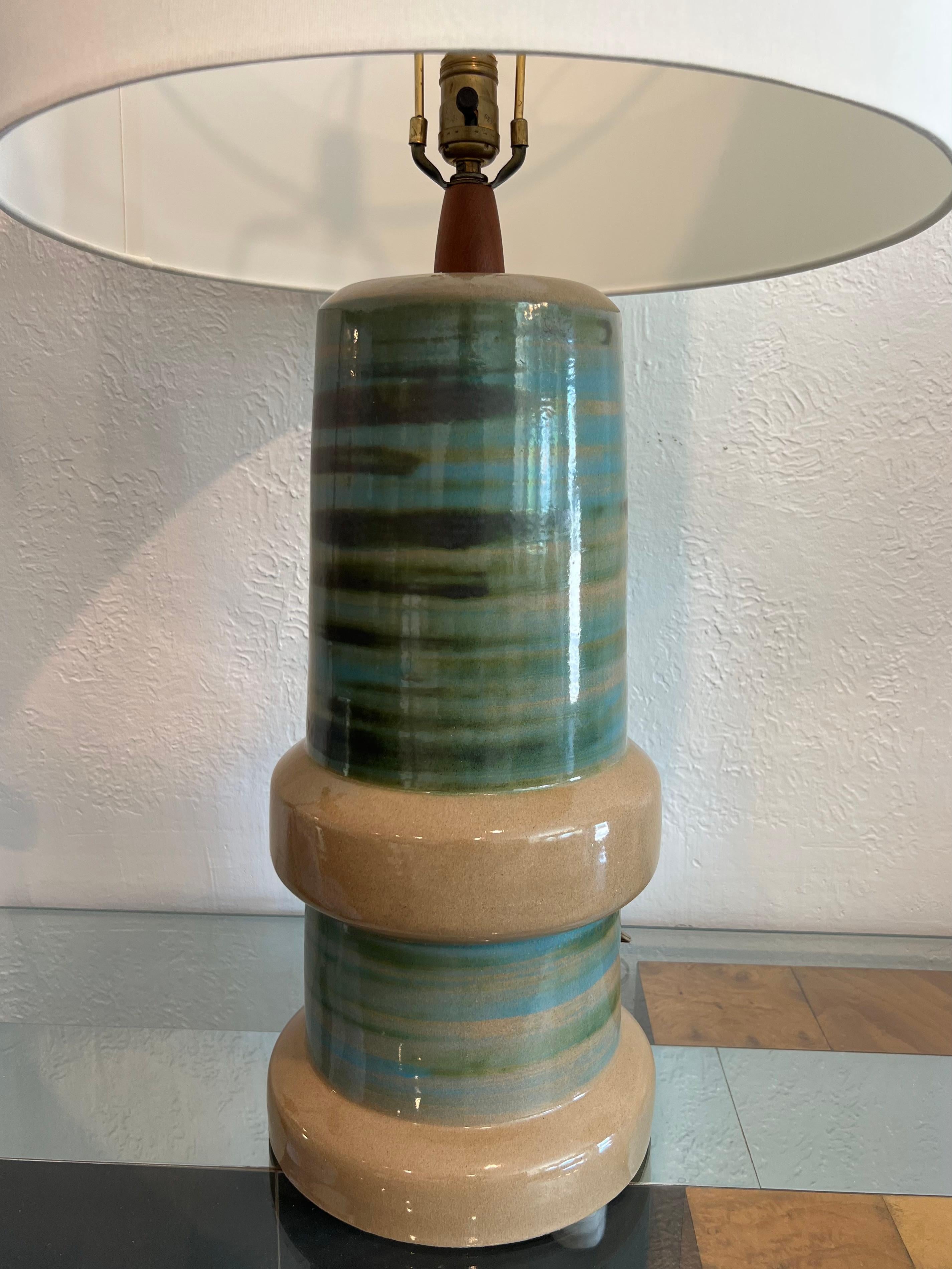Monumental Jane and Gordon Martz ceramic table lamp. Fitted with a new drum shade. Original socket and wiring (please refer to photos). Additional photos available upon request. 

Overall measurements: 36H 19 3/4D
Ceramic portion: 21H 10D

Would