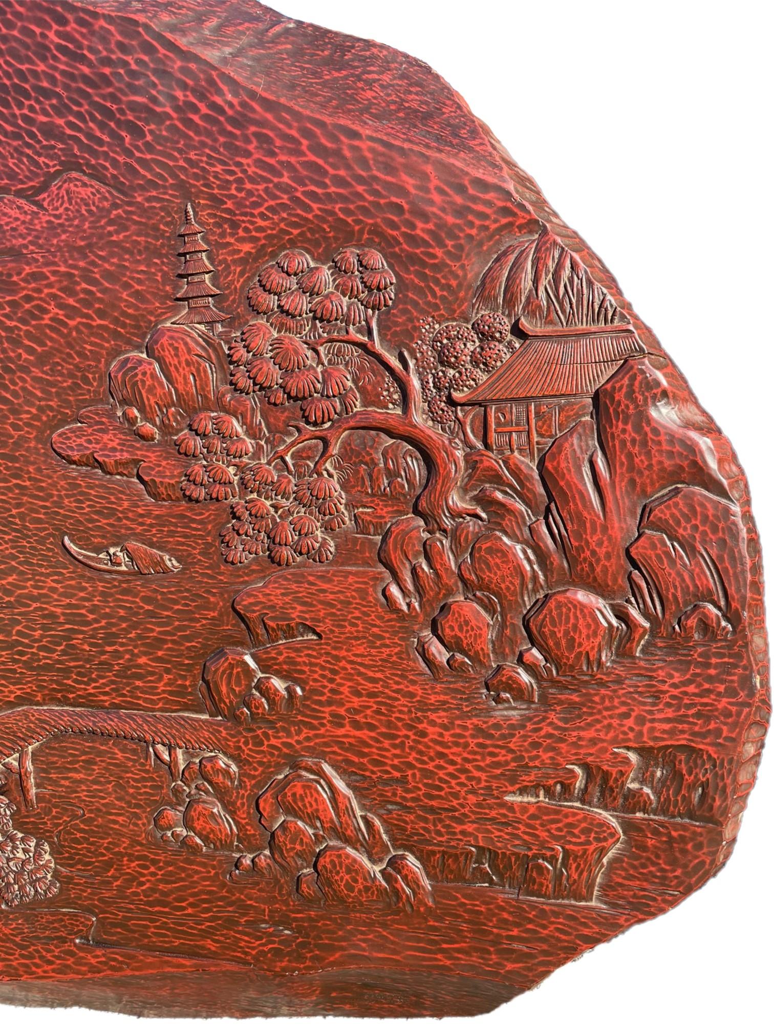 Japonais Sculpture monumentale japonaise en bas-relief sur dalle de bois naturel en vente