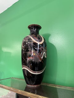 Monumentale japanische Cloisonne-Emaille-Vase mit sich duellierenden Drachen