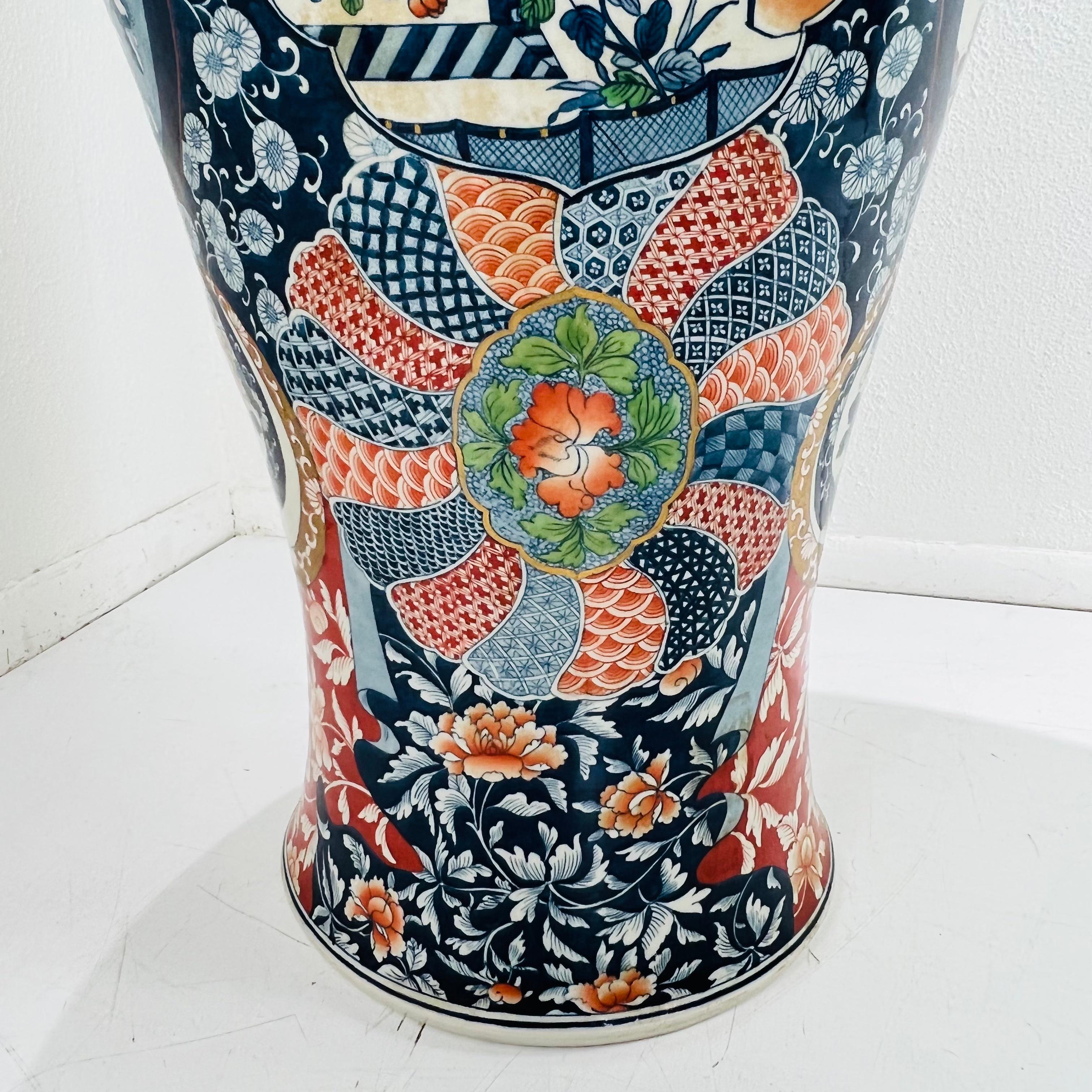 Vaso da terra giapponese monumentale da 5' nello stile di Imari in vendita 6