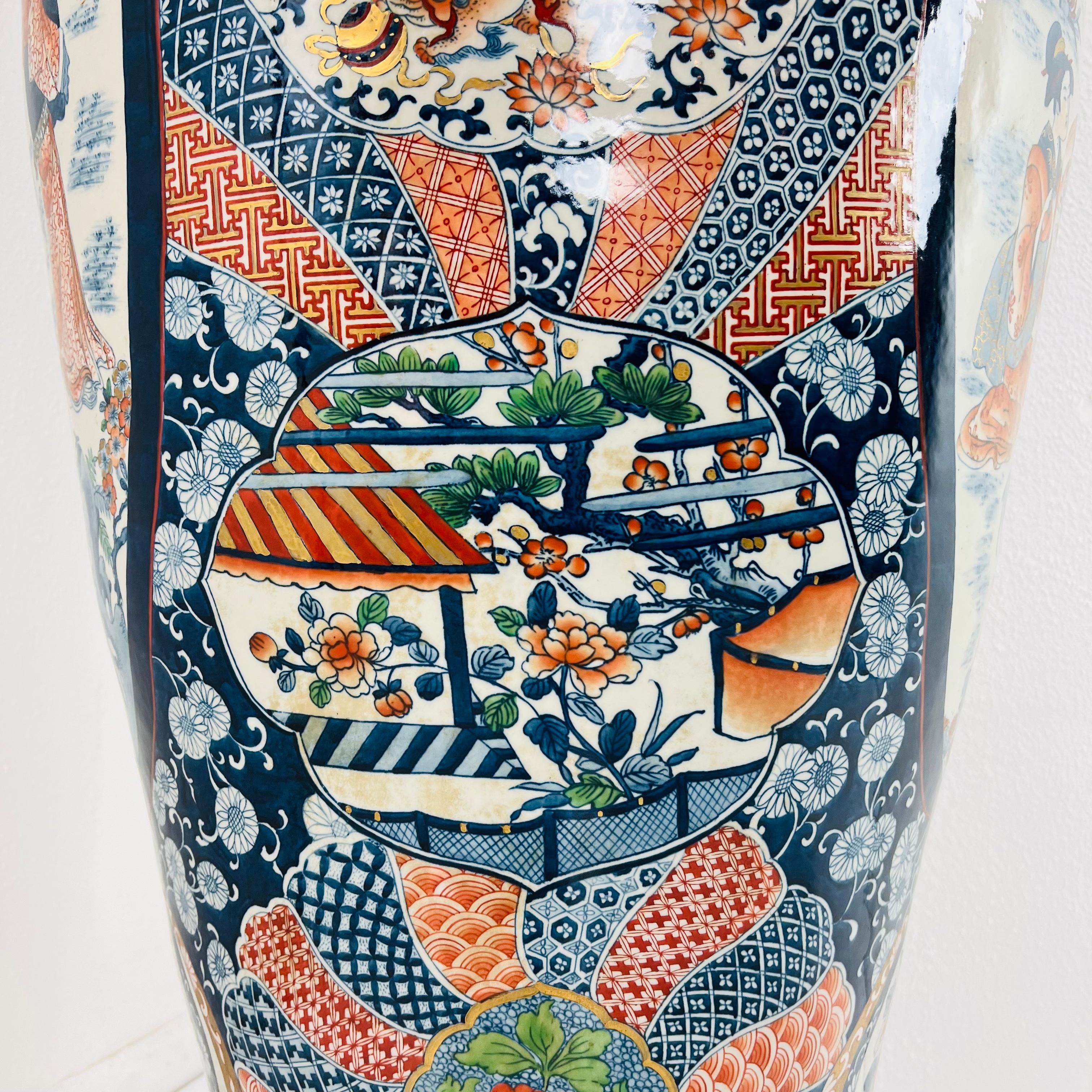 Vaso da terra giapponese monumentale da 5' nello stile di Imari in vendita 7