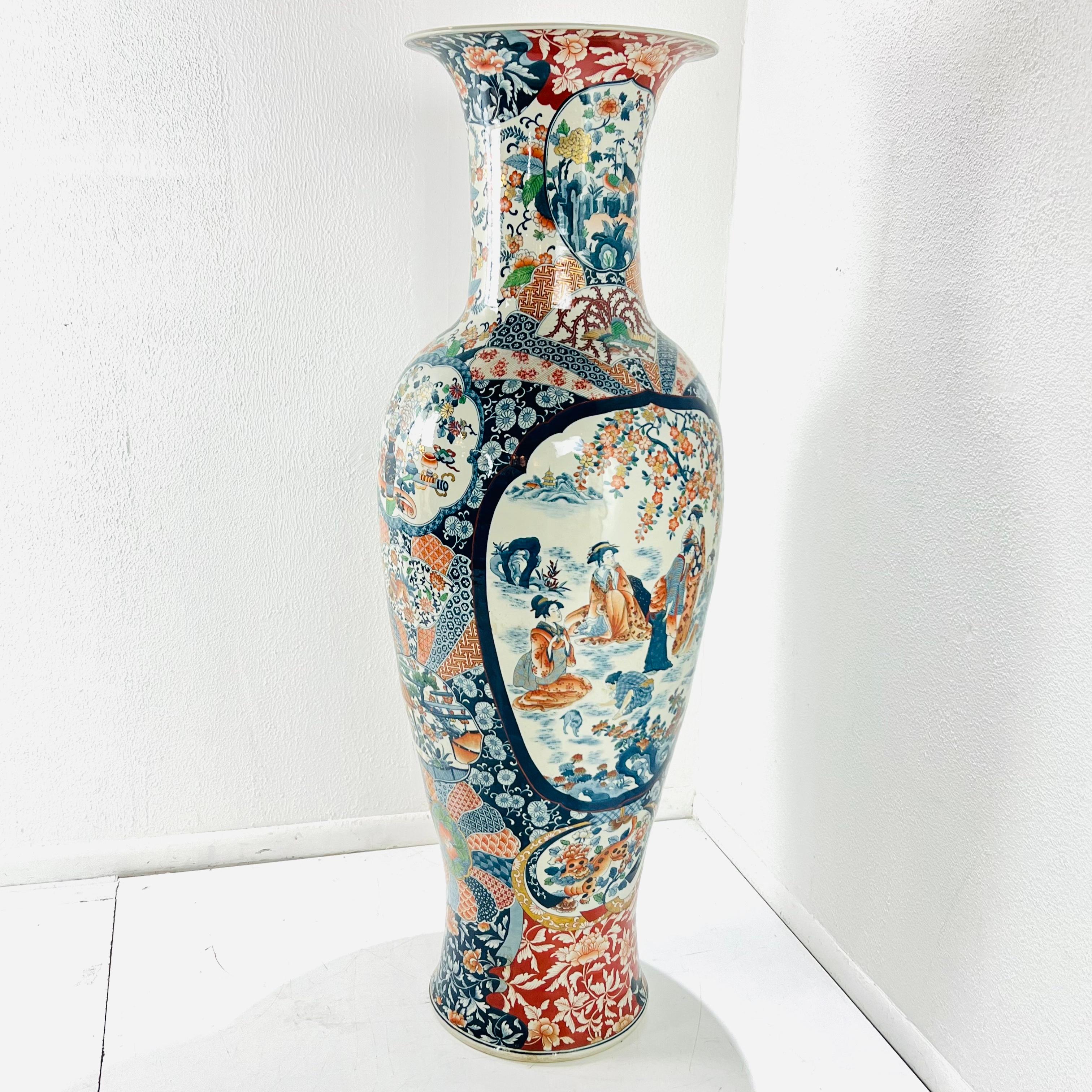 Vaso da terra giapponese monumentale da 5' nello stile di Imari in vendita 8