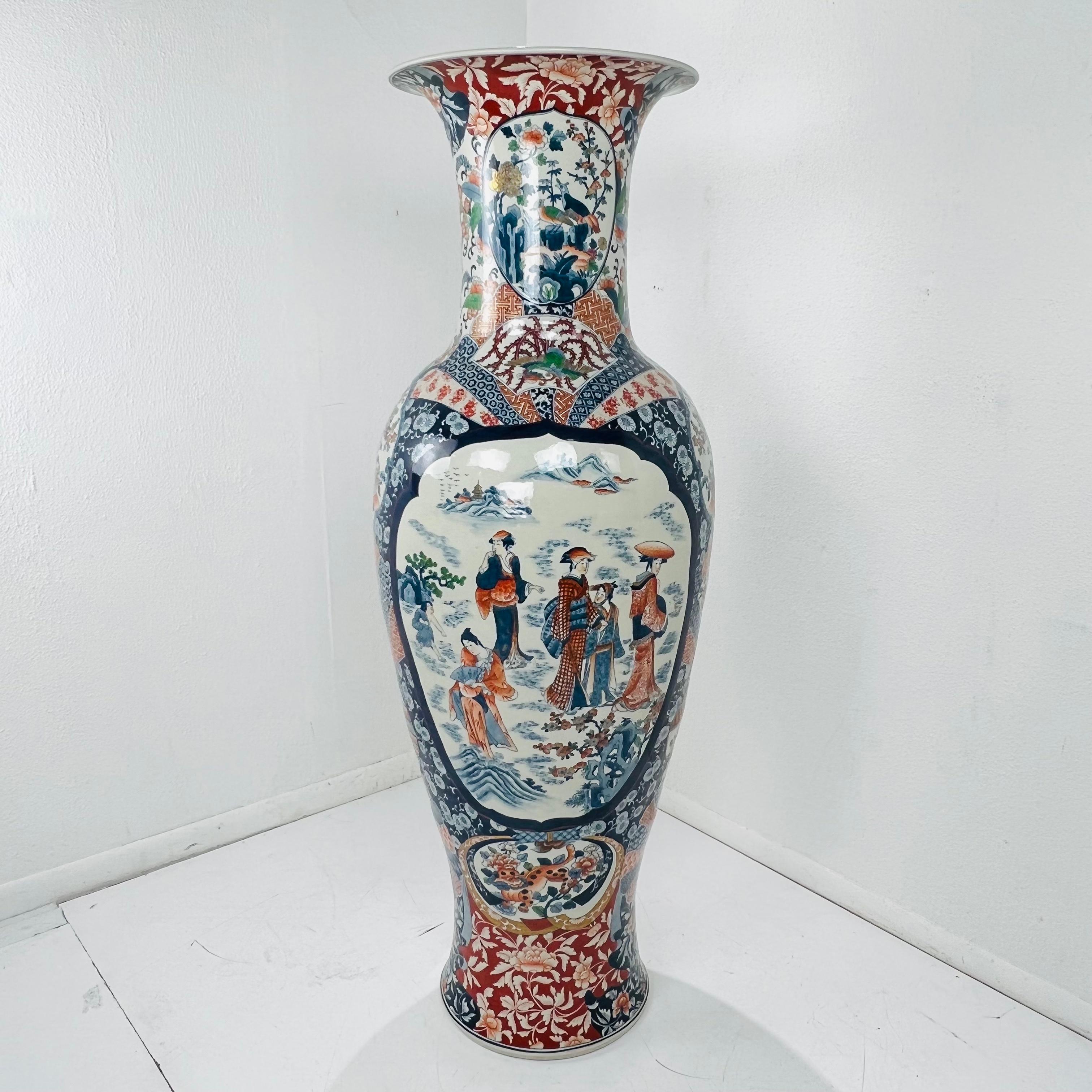 Meiji Vaso da terra giapponese monumentale da 5' nello stile di Imari in vendita
