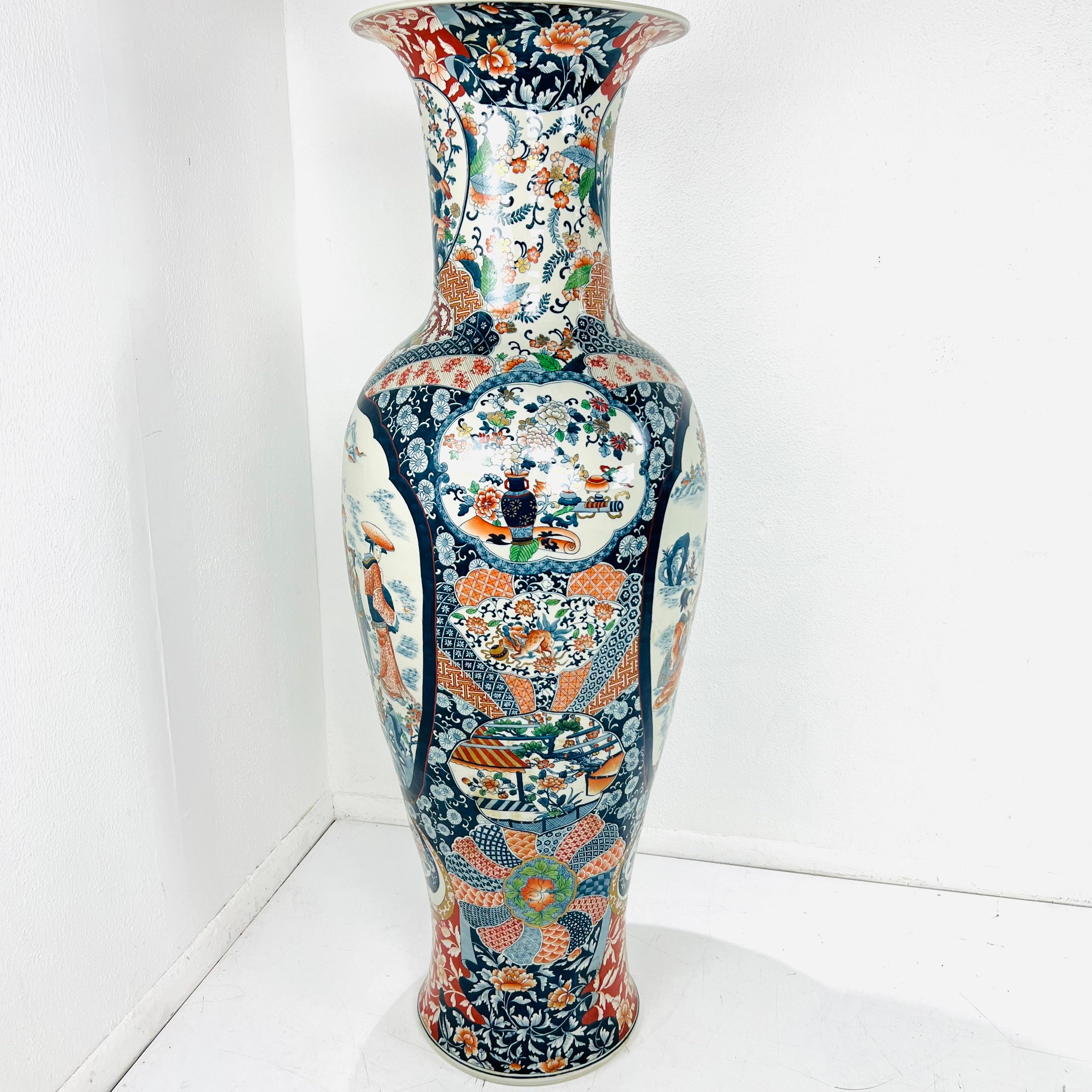 Vaso da terra giapponese monumentale da 5' nello stile di Imari In condizioni buone in vendita a Dallas, TX